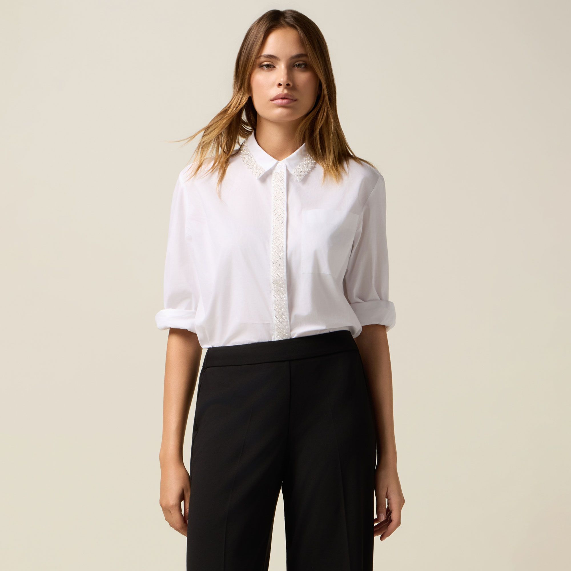 Oltre
Camicia in cotone
con ricamo di perline
a maniche lunghe