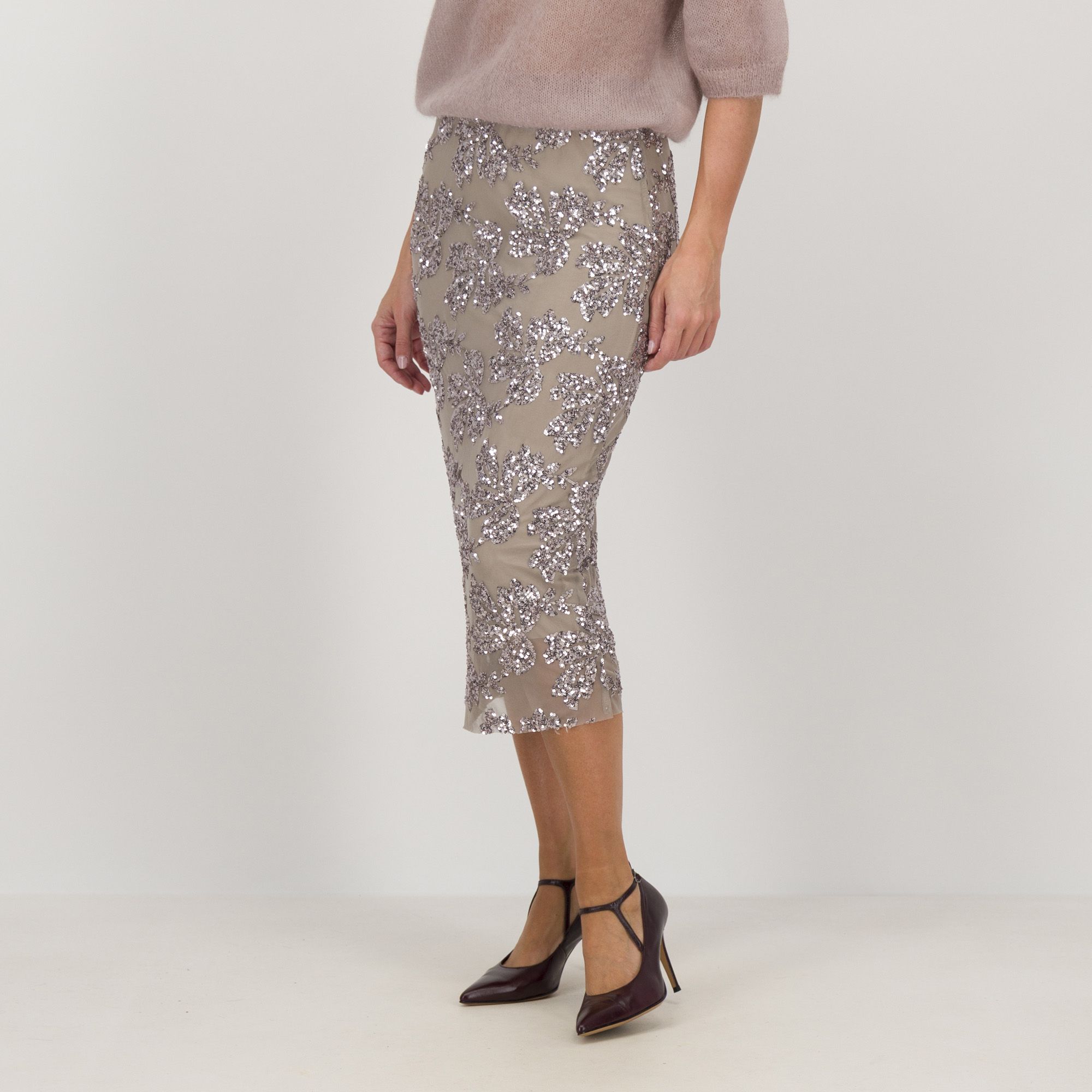 Enjoy
Gonna lunga in tulle
con paillettes
ed elastico interno