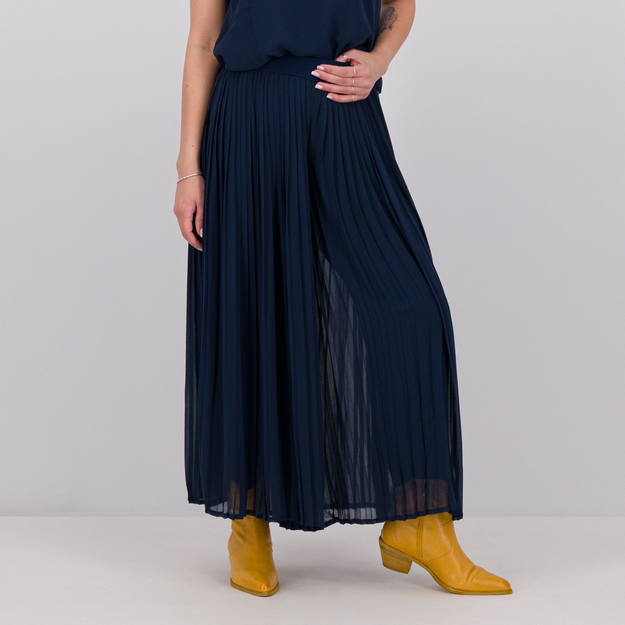 Image of Wynne Layers Pantaloni cropped in chiffon plissé061