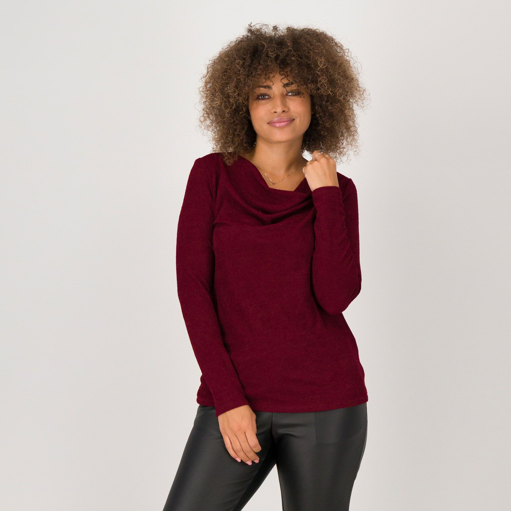 Nina Leonard
Maglia in costina
operata con
drappeggio