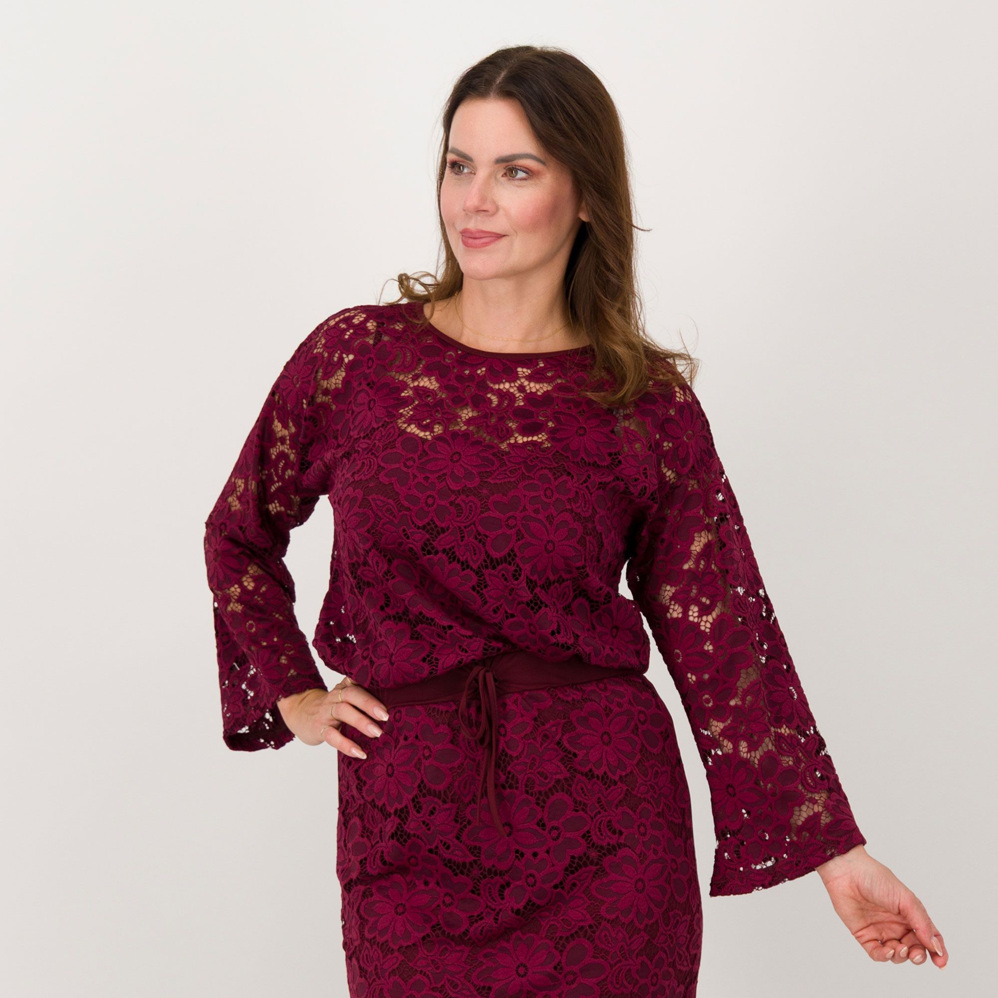 Bianca Della Torre
Blusa foderata
in pizzo
a maniche lunghe