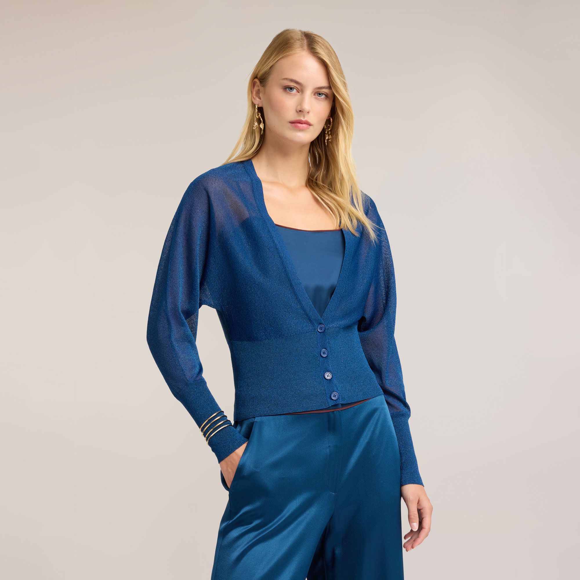 Motivi
Cardigan in maglia
fine in filato misto
viscosa lamé
