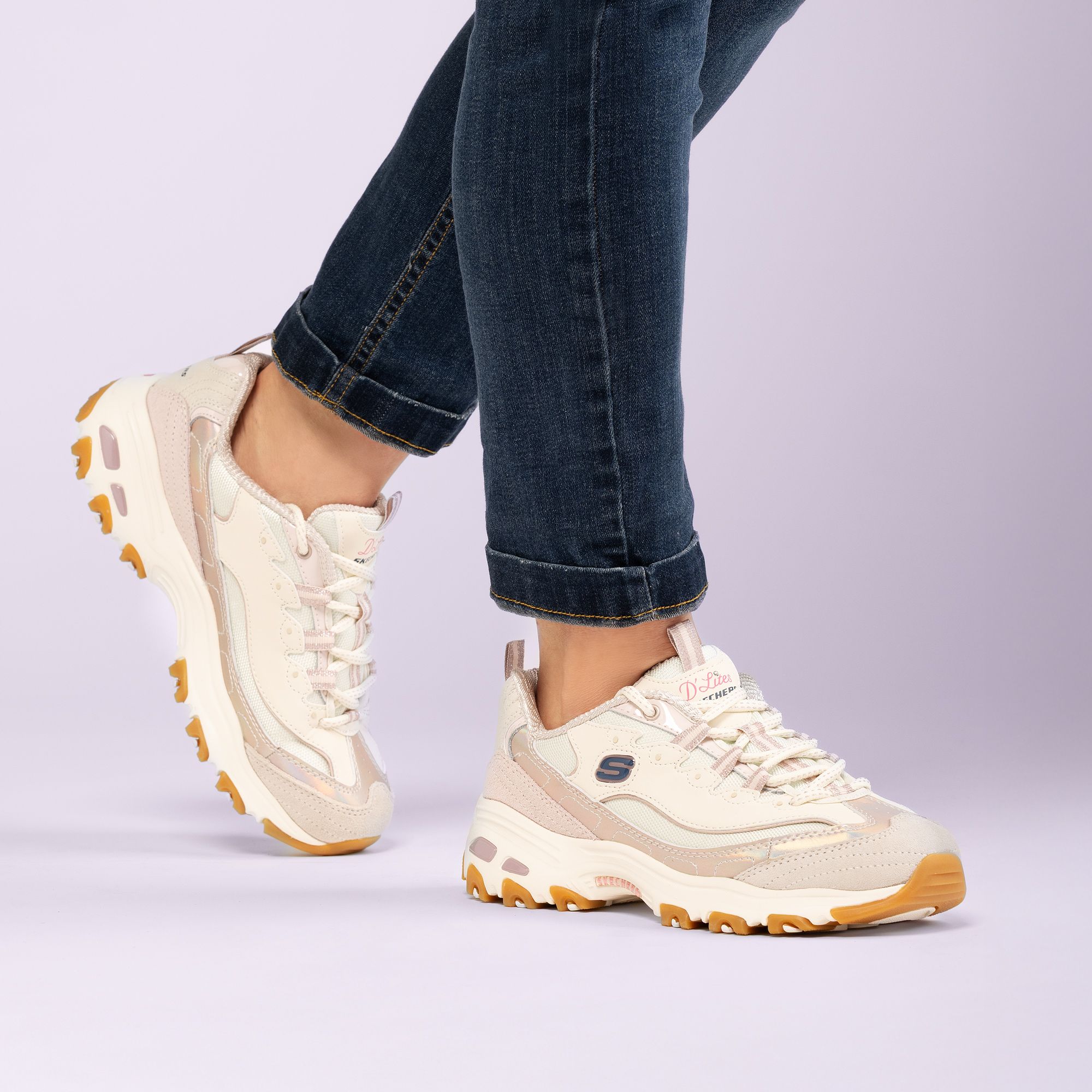 Skechers
Sneaker con inserti
in pelle scamosciata
e suola 4,5 cm