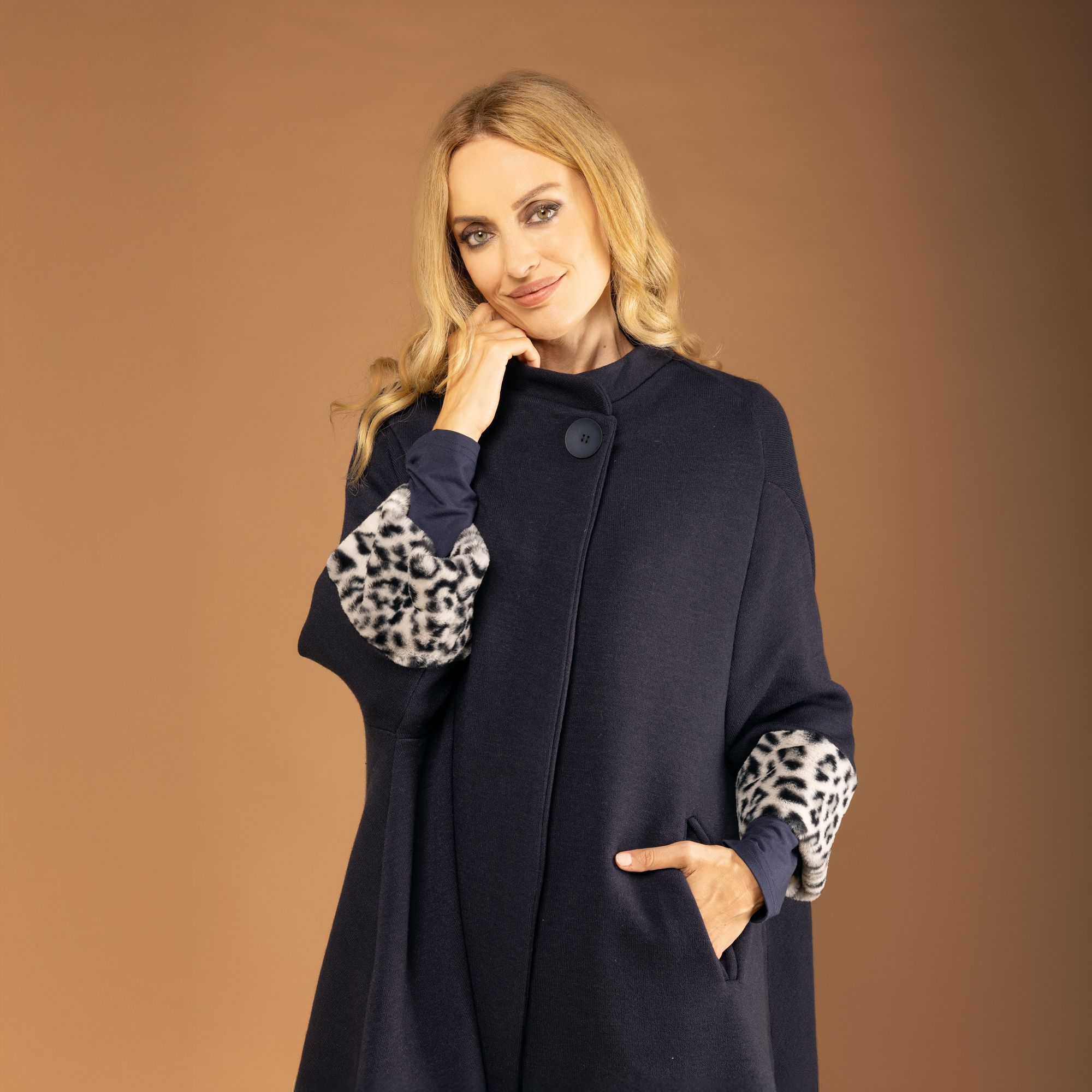 Bianca Della Torre
Cappotto mantella
in maglia con polsi
in pelo sintetico