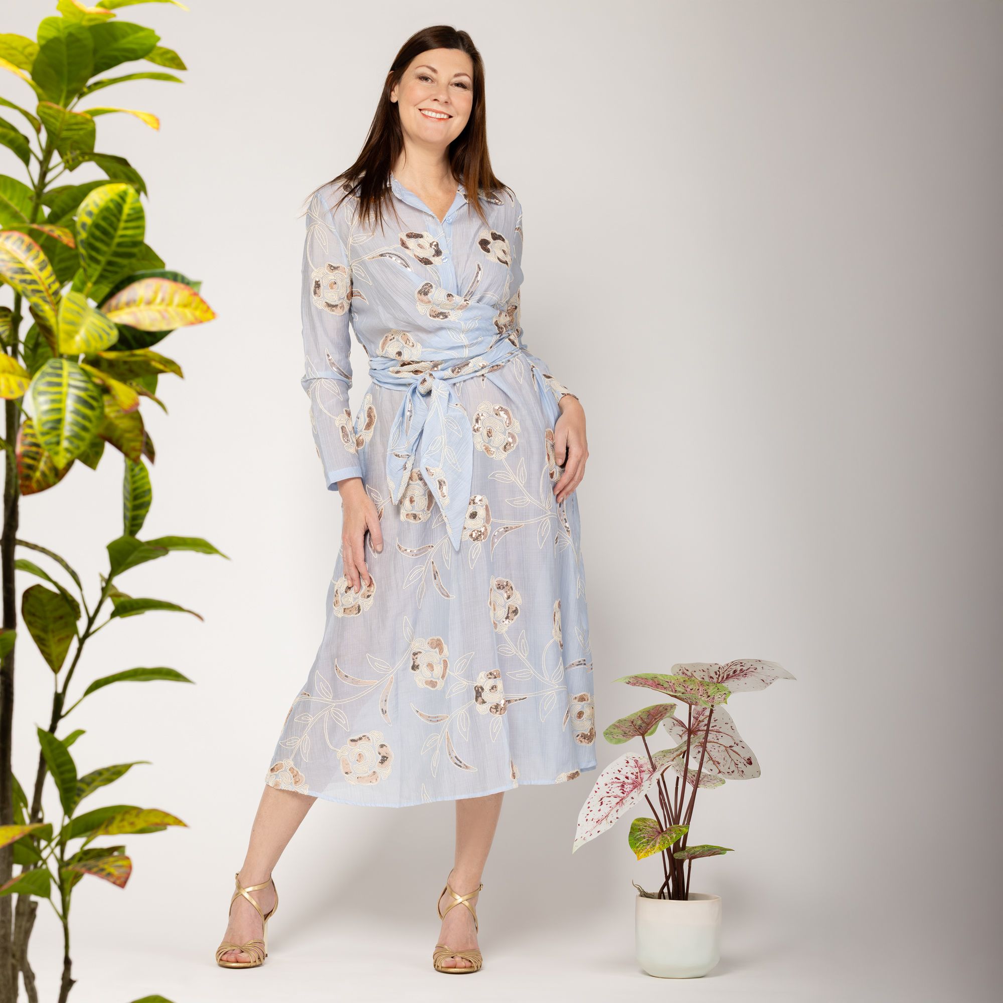 EVA Franco Ciambella 
Abito lungo ricamato 
con paillettes a
maniche lunghe