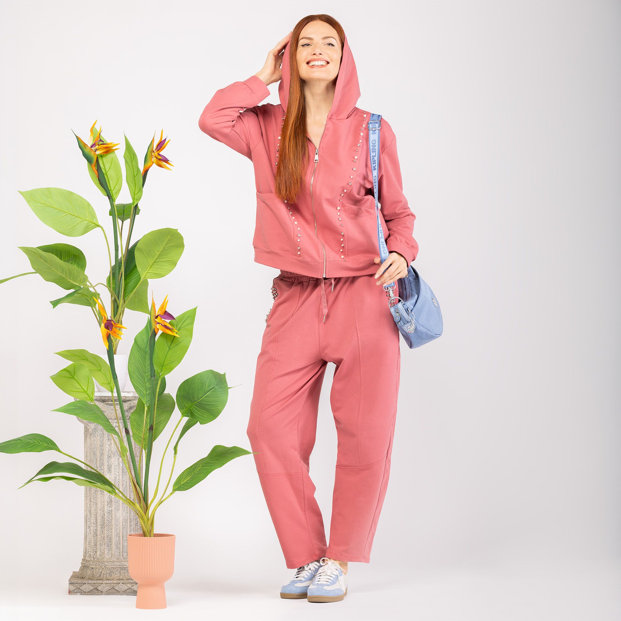 L'Una
Felpa in cotone
con cappuccio,
borchiette e perle