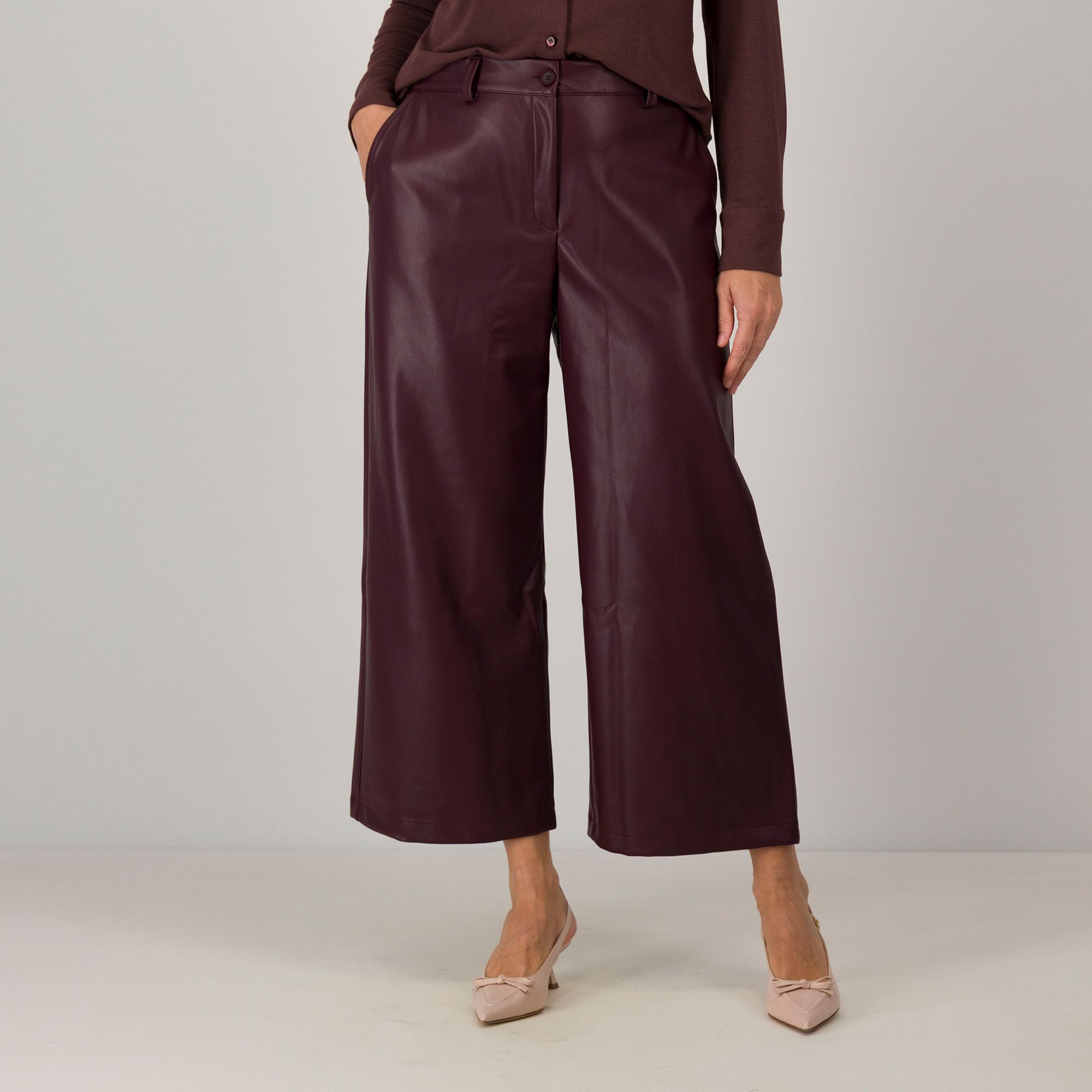 Caterina Lancini
Pantaloni cropped
in tessuto spalmato
con tasche e elastico
