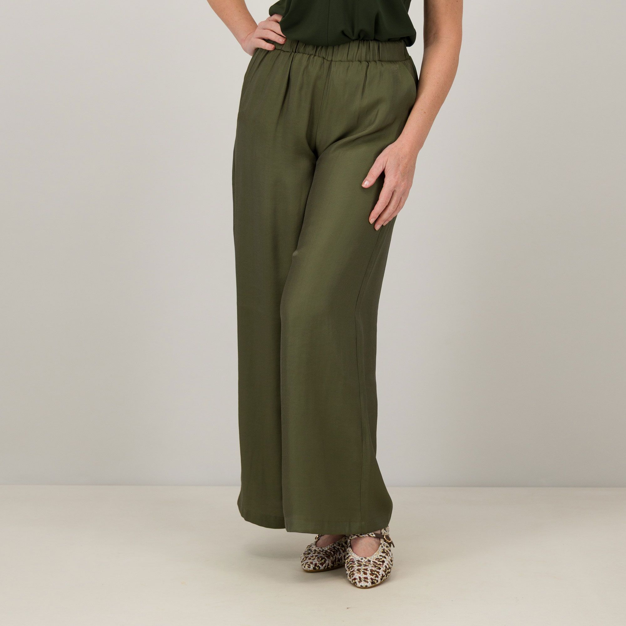 Bianca Della Torre
Pantaloni ampi in
viscosa cangiante
con tasche