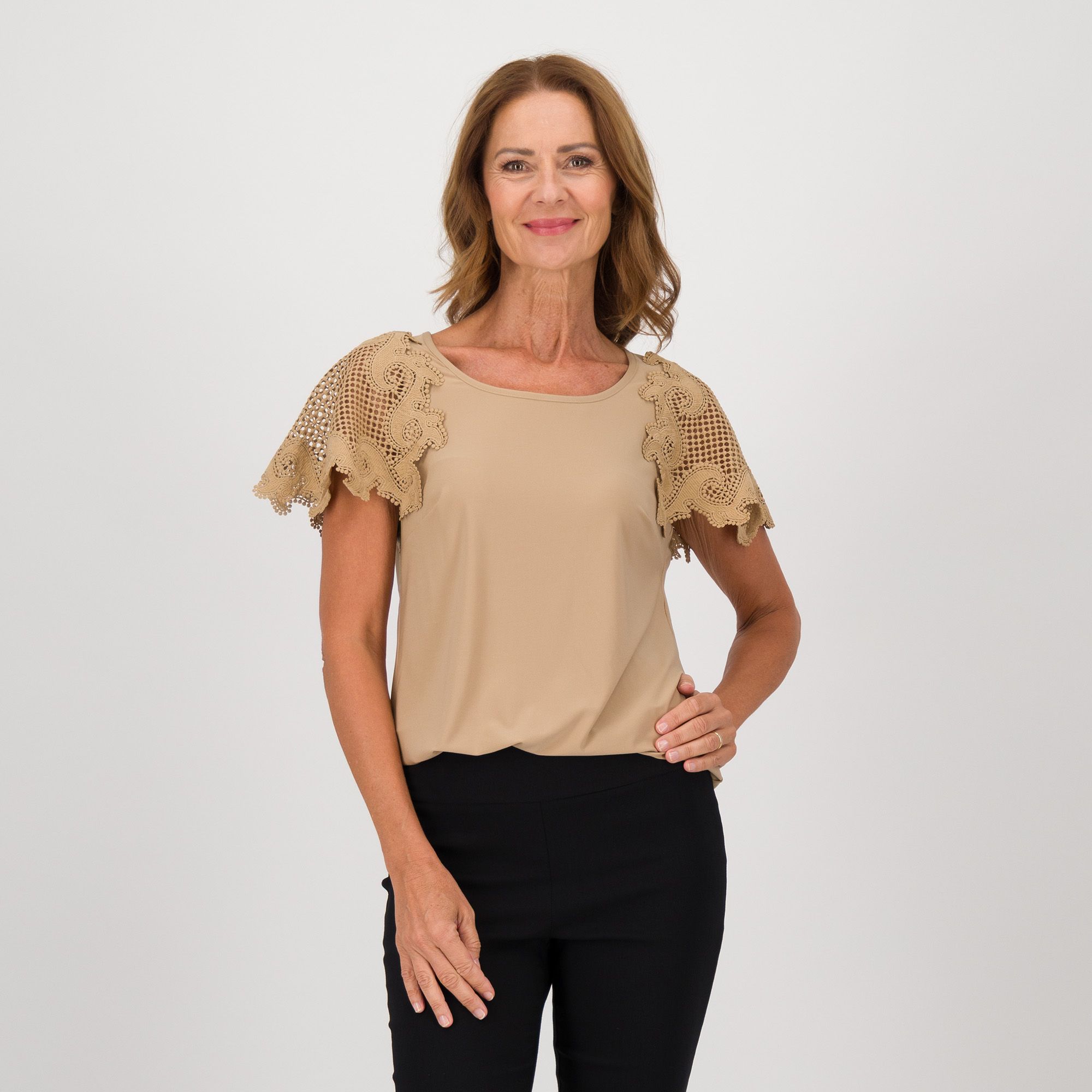 Nina Leonard
T-shirt a maniche
corte in pizzo con
scollo tondo