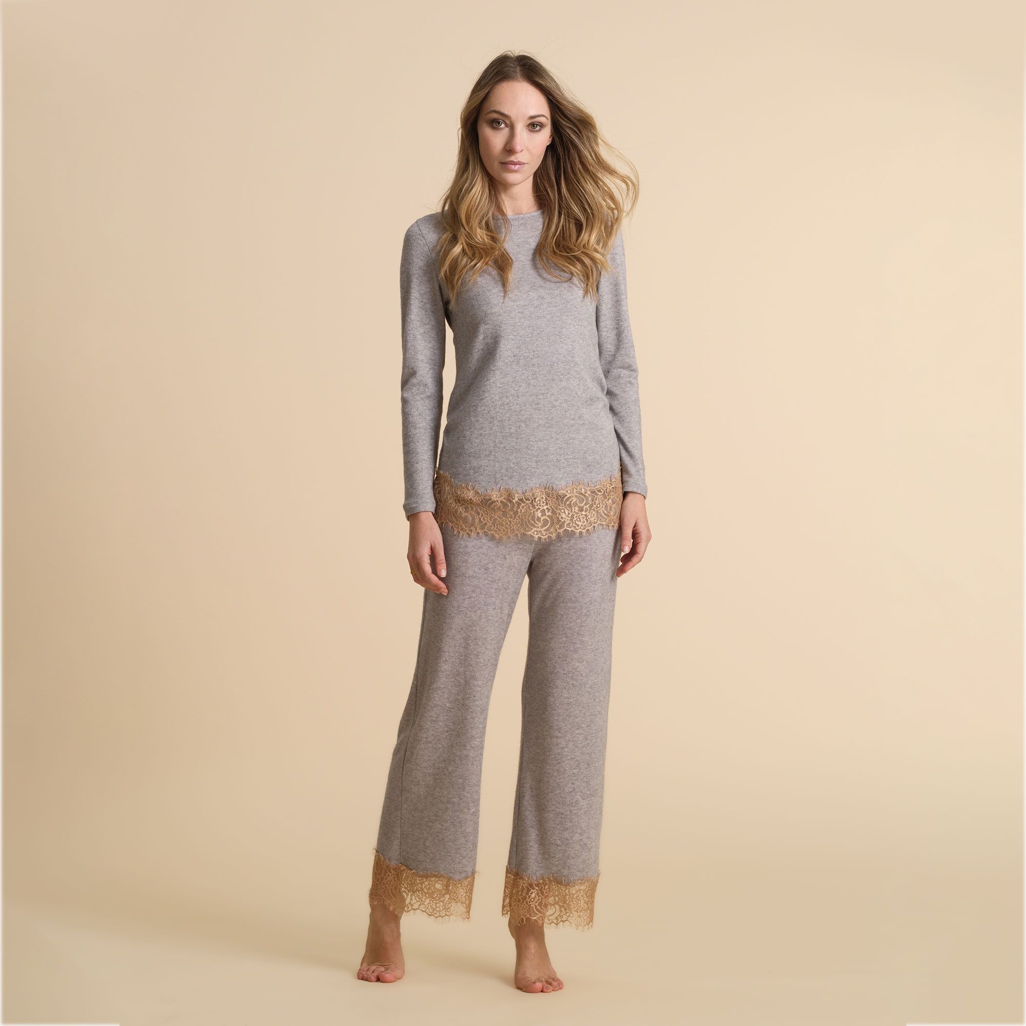Pepita
Completo homewear
con pizzo:
maglia e pantaloni