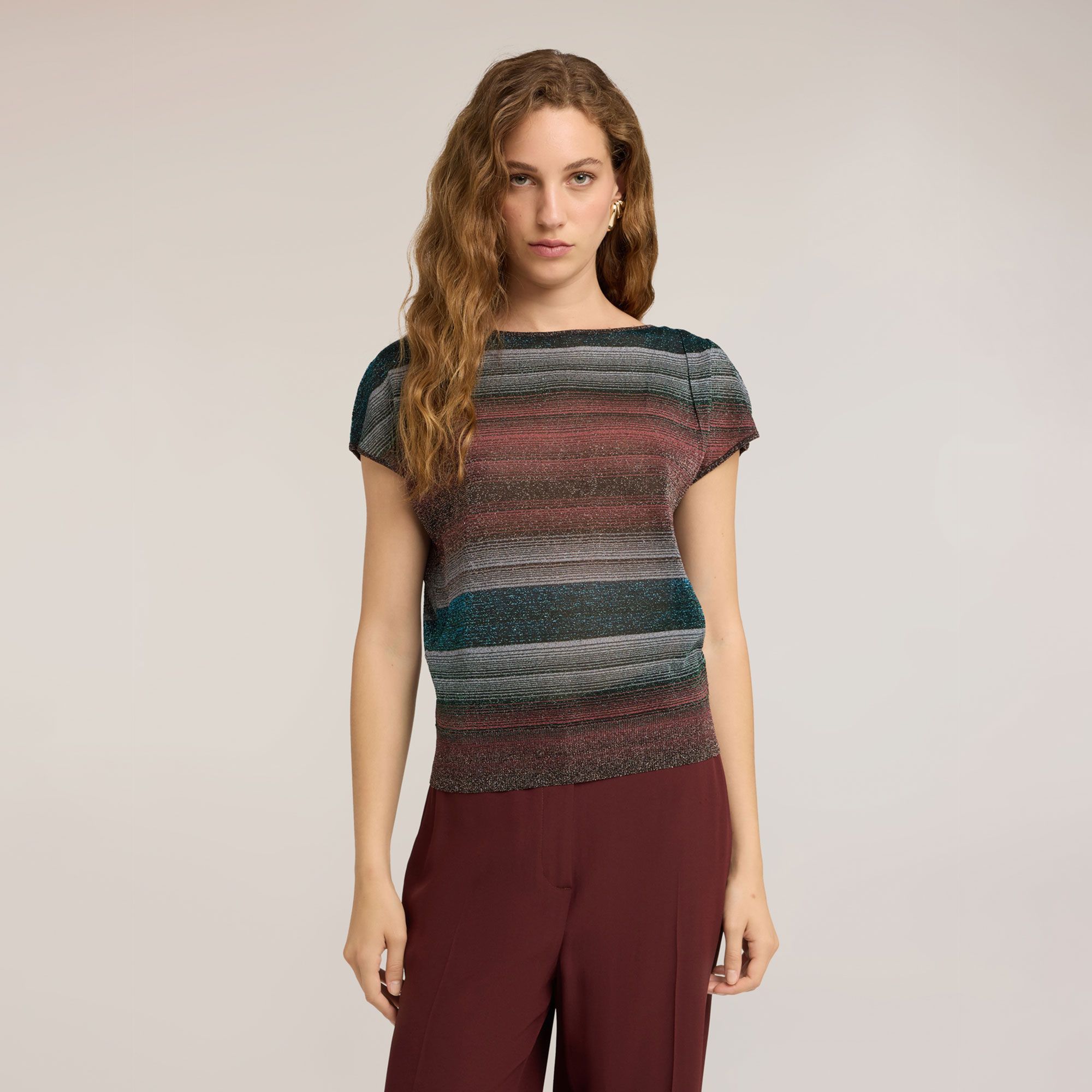 Motivi
Maglia a righe
con filo laminato