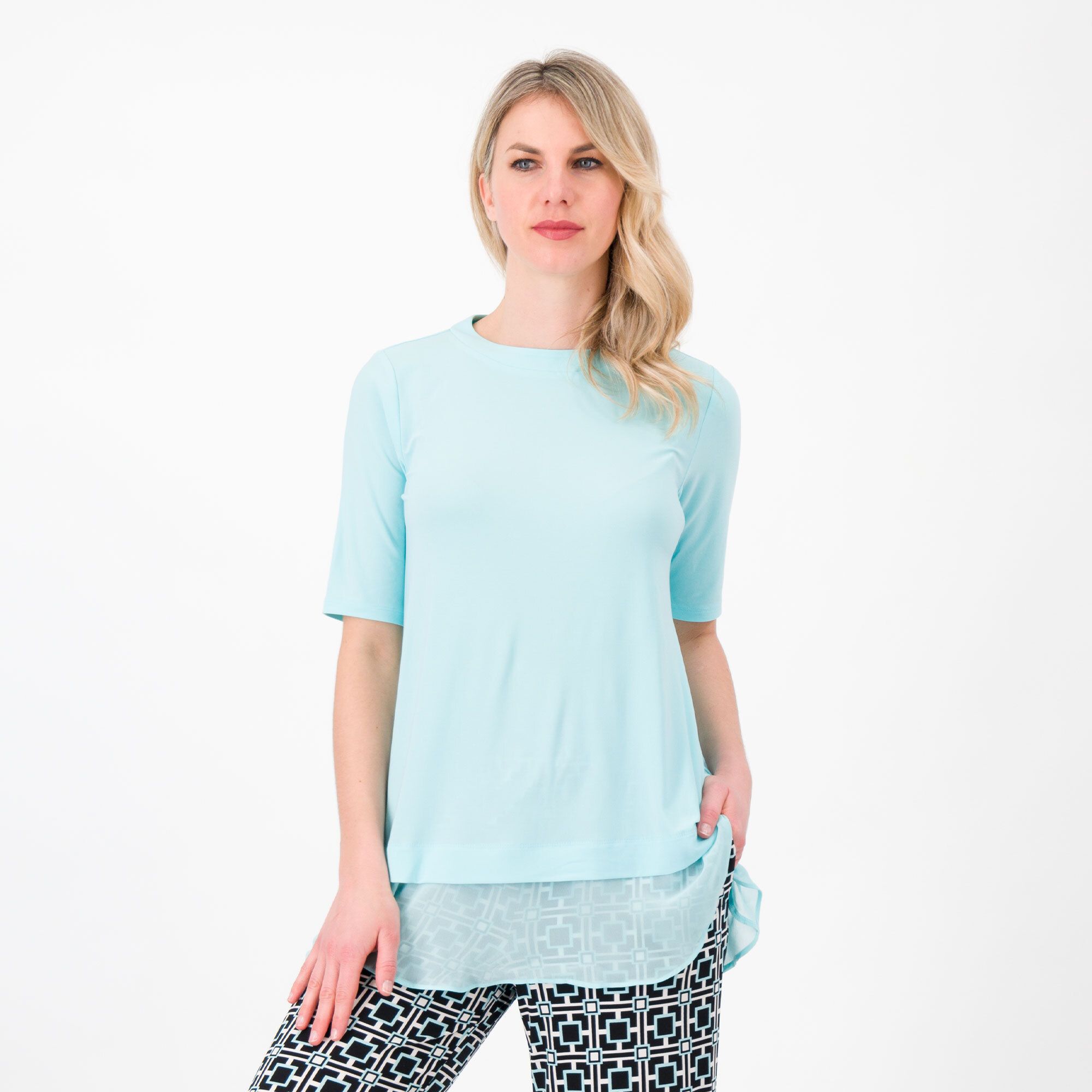 Image of Nina Leonard Blusa tinta unita scollo tondo con balza in chiffon061