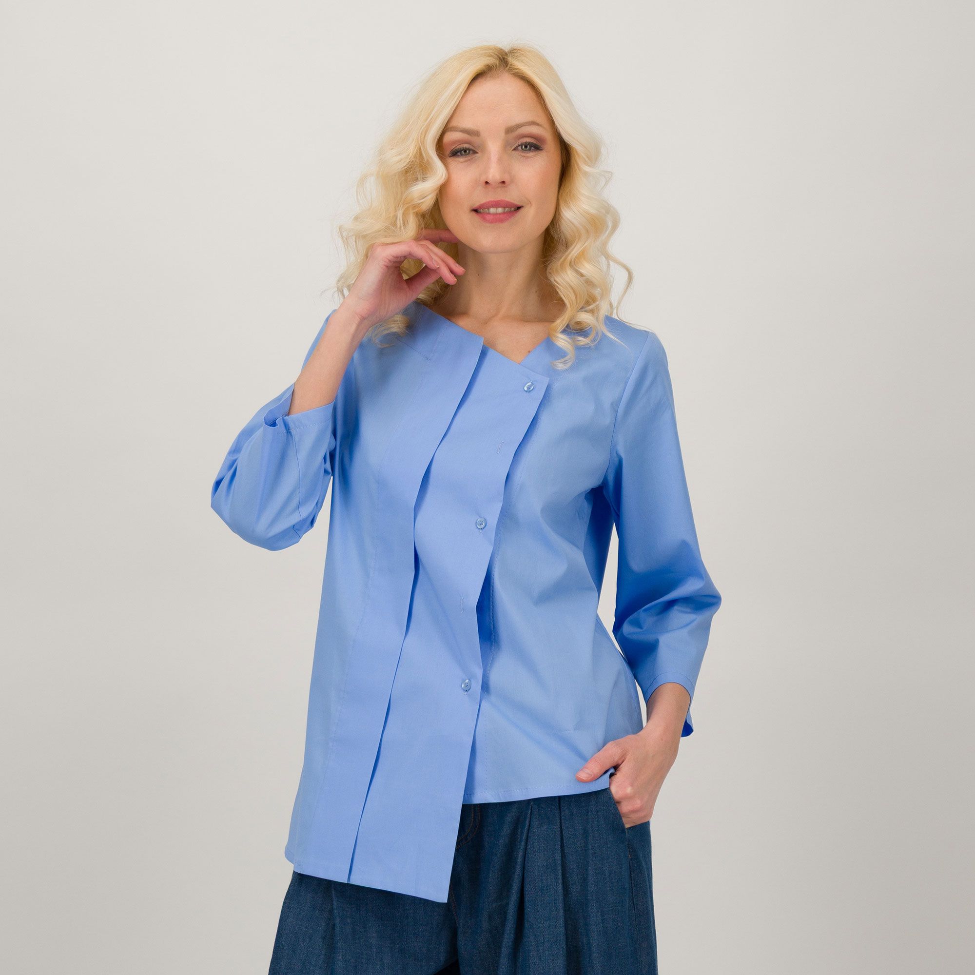 Lucrezia Sciortino
Camicia in cotone
con scollo
asimmetrico