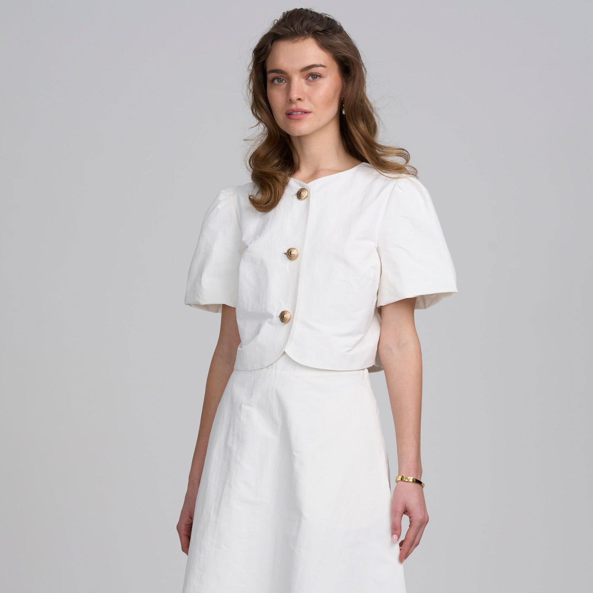 ELLE
Giacca corta
con maniche corte
a sbuffo