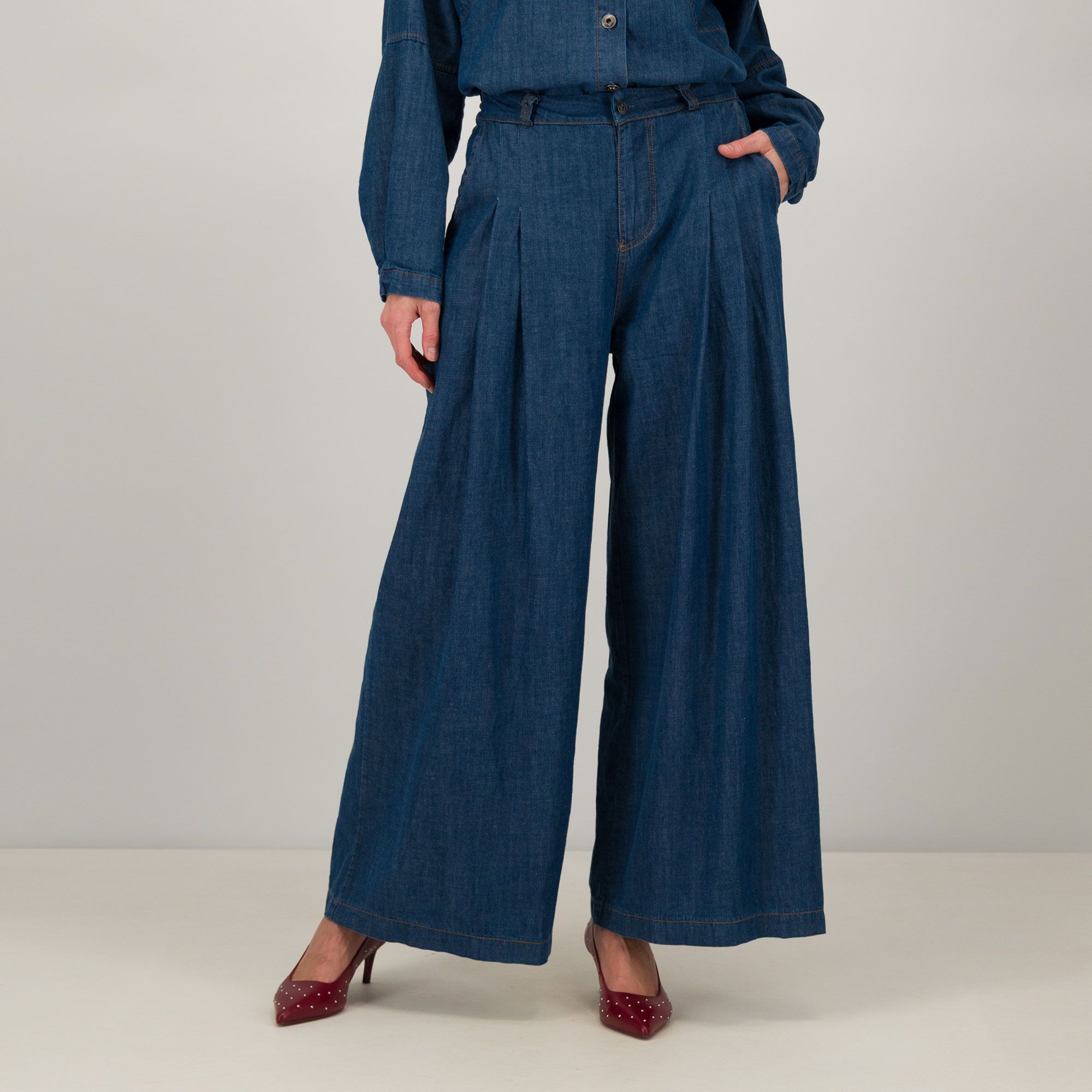 Lucrezia Sciortino
Jeans ampi
effetto pantagonna
con tasche