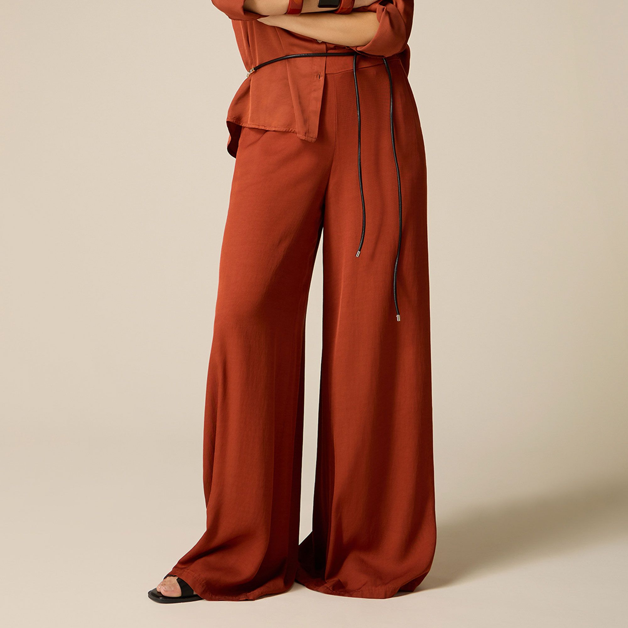 Oltre
Pantaloni palazzo
con tasche