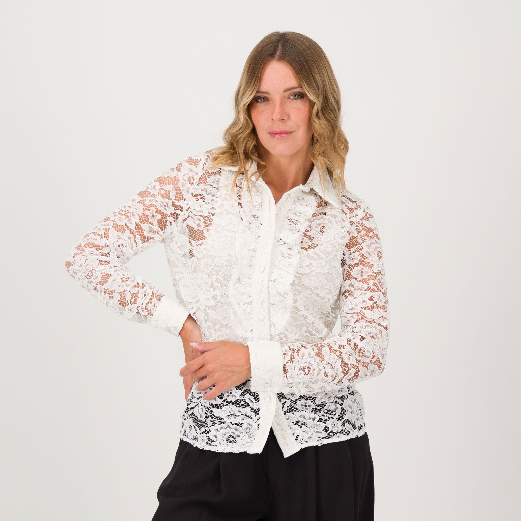 PALAZZO MODA
Camicia in pizzo
con rouche
a maniche lunghe