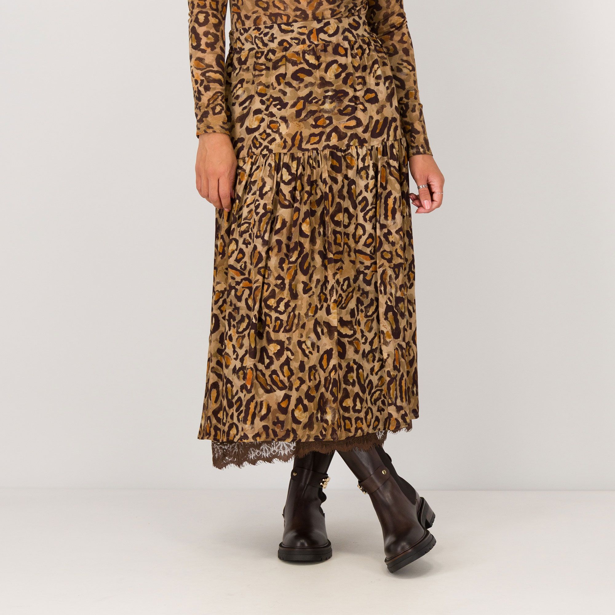 REBEKA ROSS
Gonna midi con
stampa animalier
e inserti in pizzo