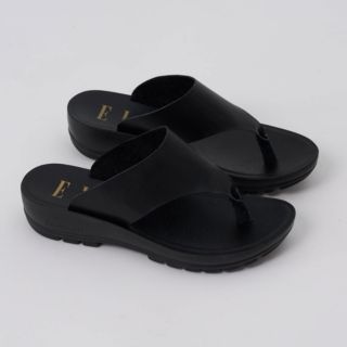 ELLE
Sandali infradito 
in pelle
con zeppa 3,5 cm