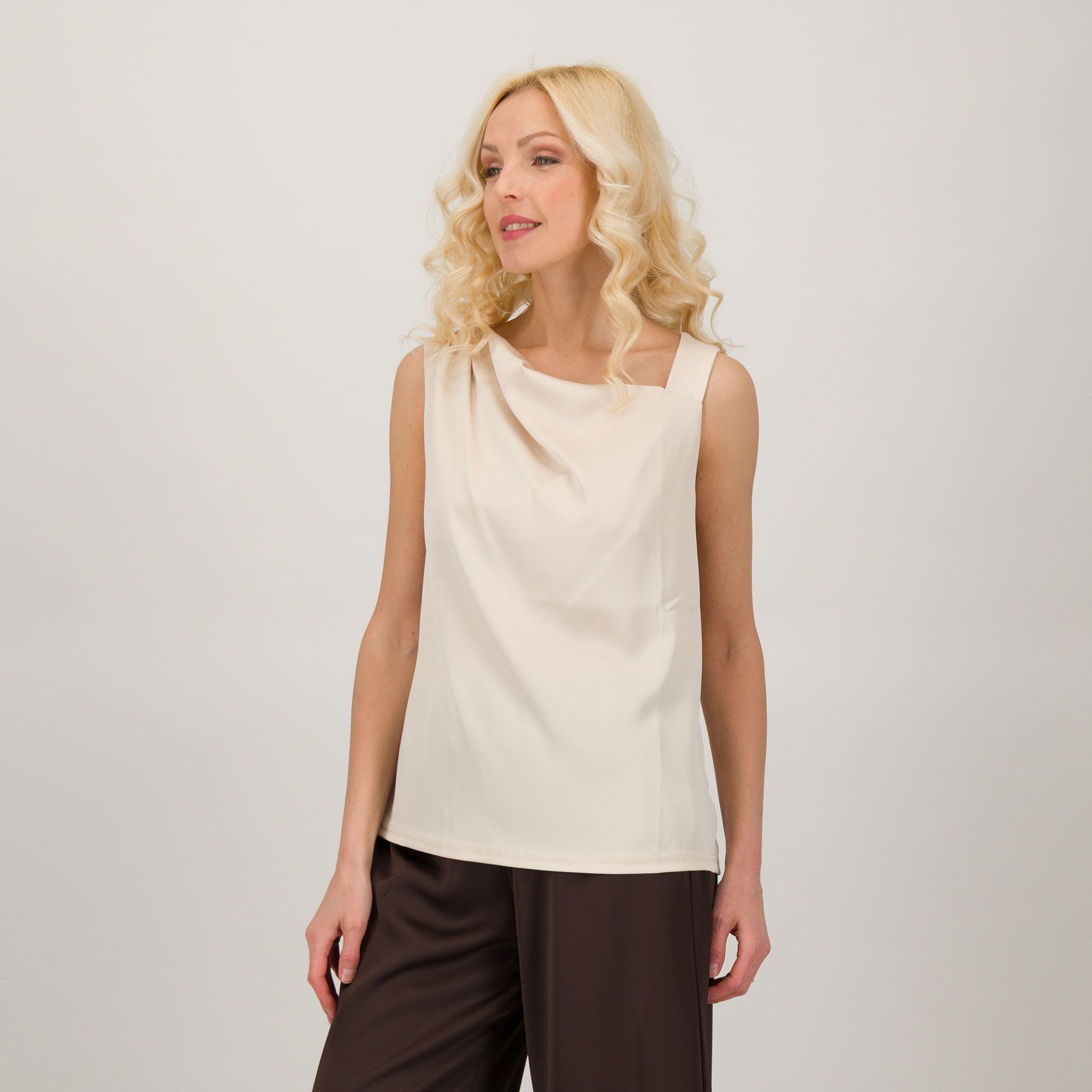 Bianca Della Torre
Top con spalla larga
in jersey crêpe e
scollo asimmetrico