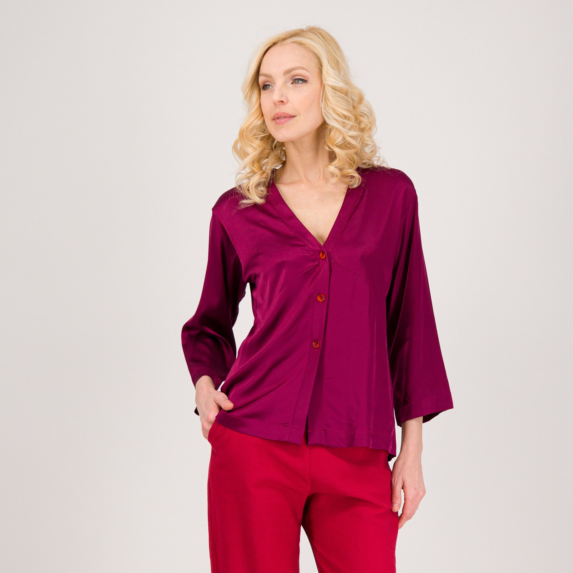 M’ama
Camicia manica 7/8
in raso stretch
con scollo a V