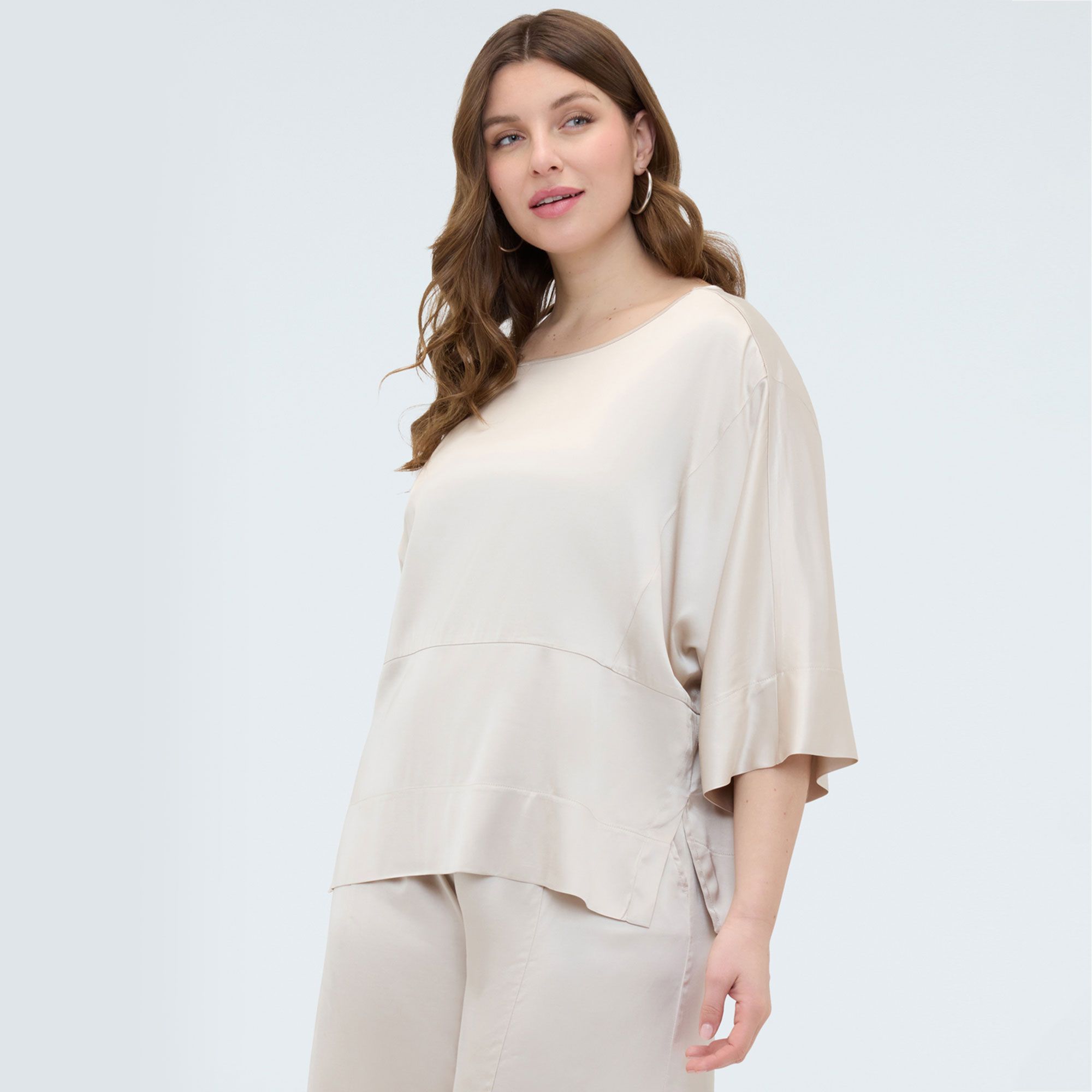 Fiorella Rubino
Blusa in raso
con scollo a
barchetta