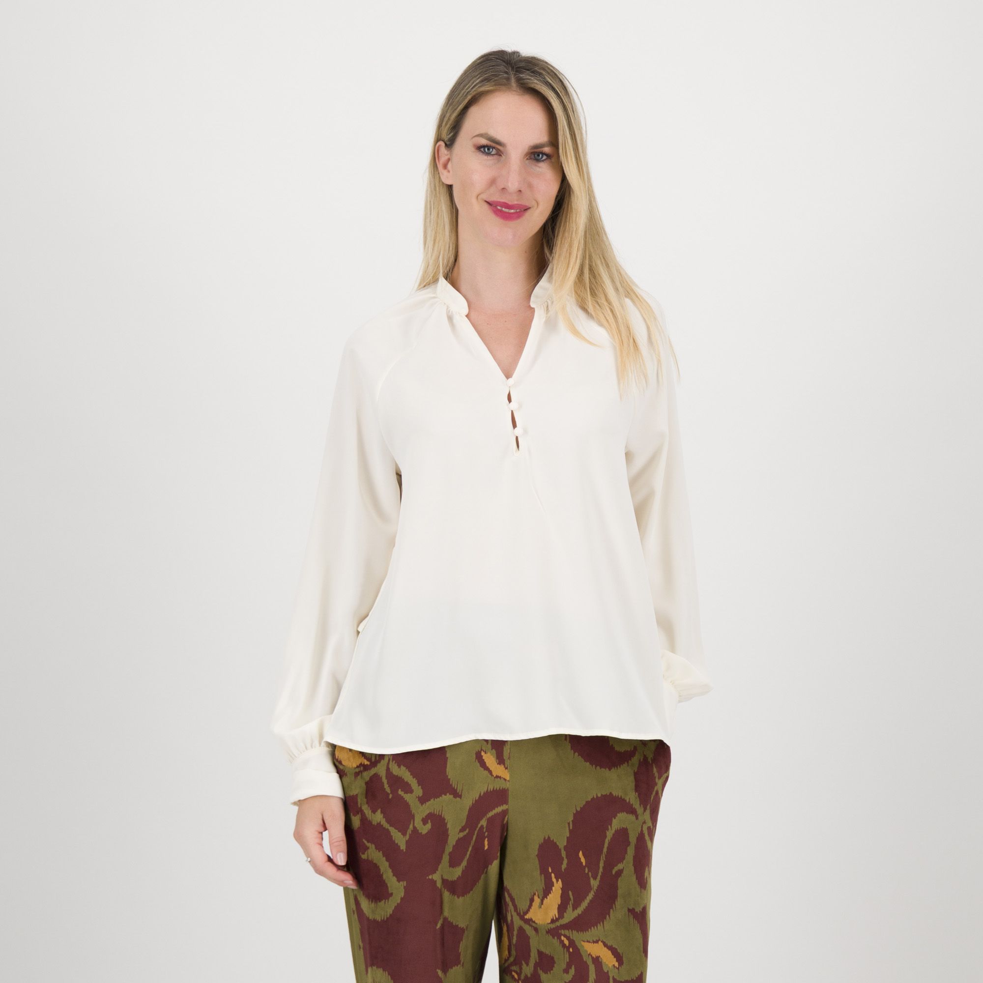 Olly Doo
Blusa in raso opaco
a manica lunga
con linea asimmetrica