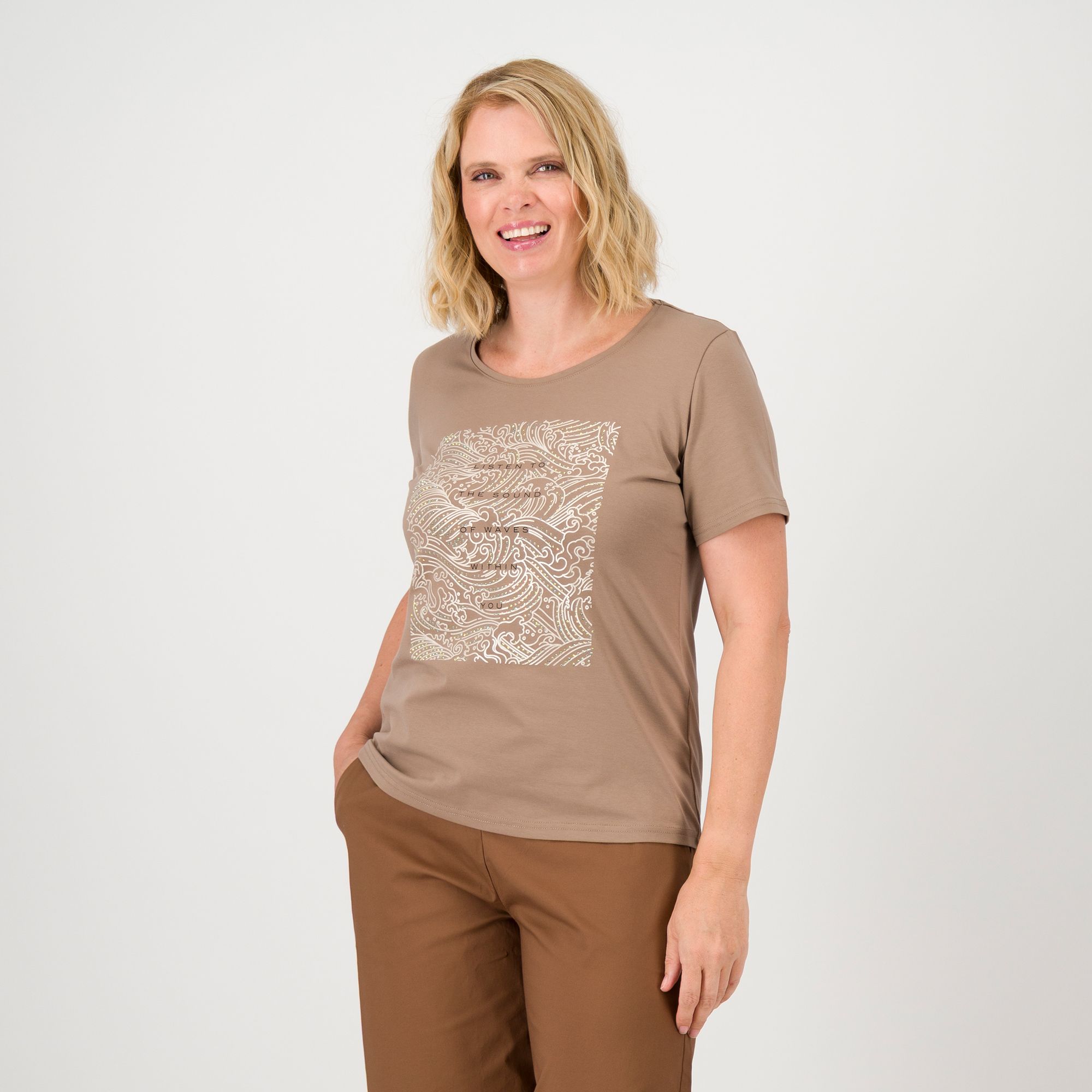 Bianca Della Torre
T-shirt in cotone
con scollo tondo
ampio e stampa