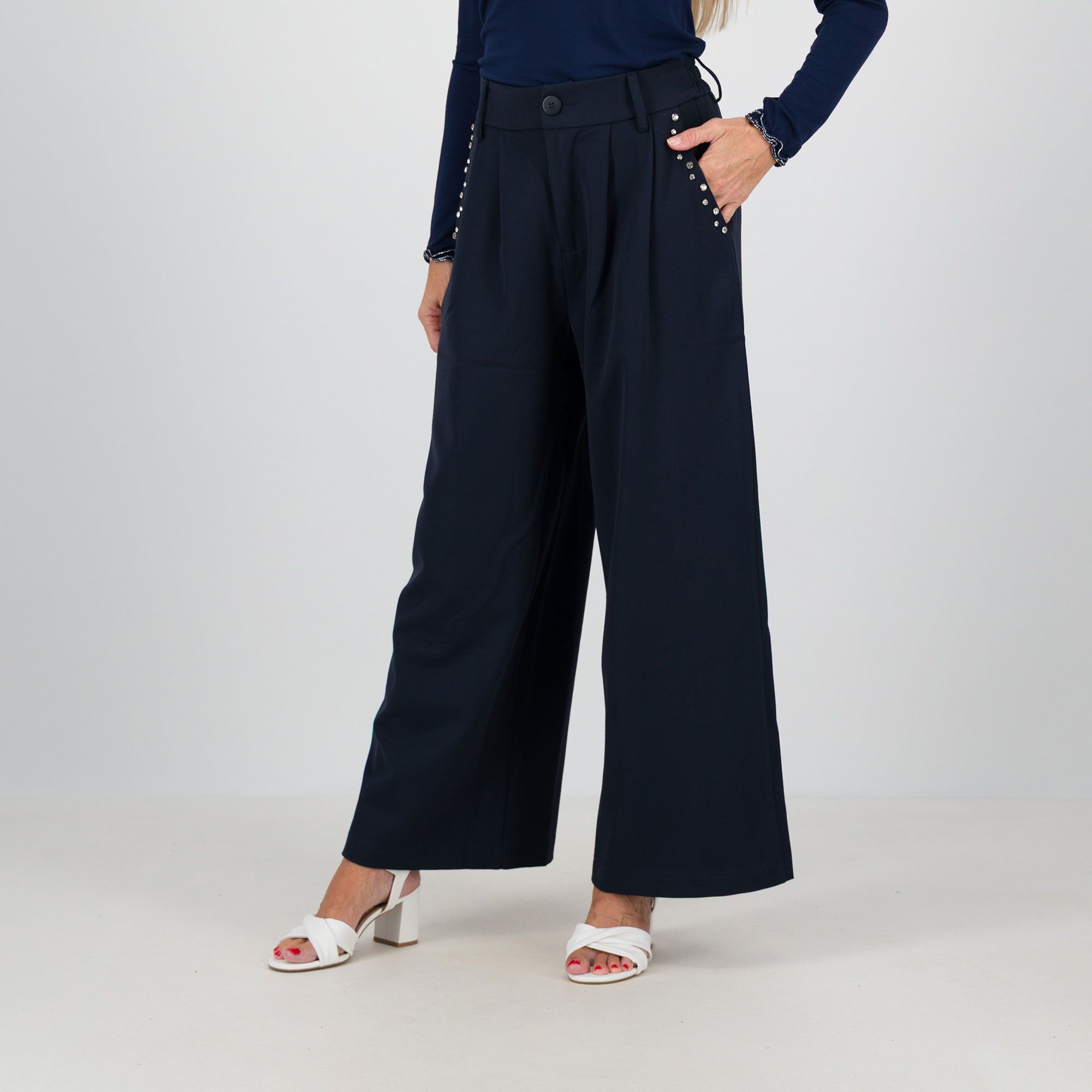 James Lakeland
Pantaloni ampi
con strass
sulle tasche