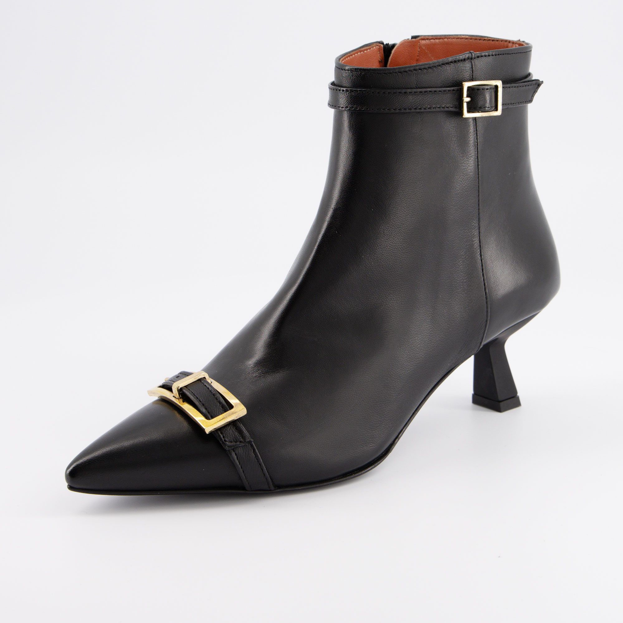 Galieti
Stivaletti in pelle
con fibbie decorative
e tacco 5,5 cm