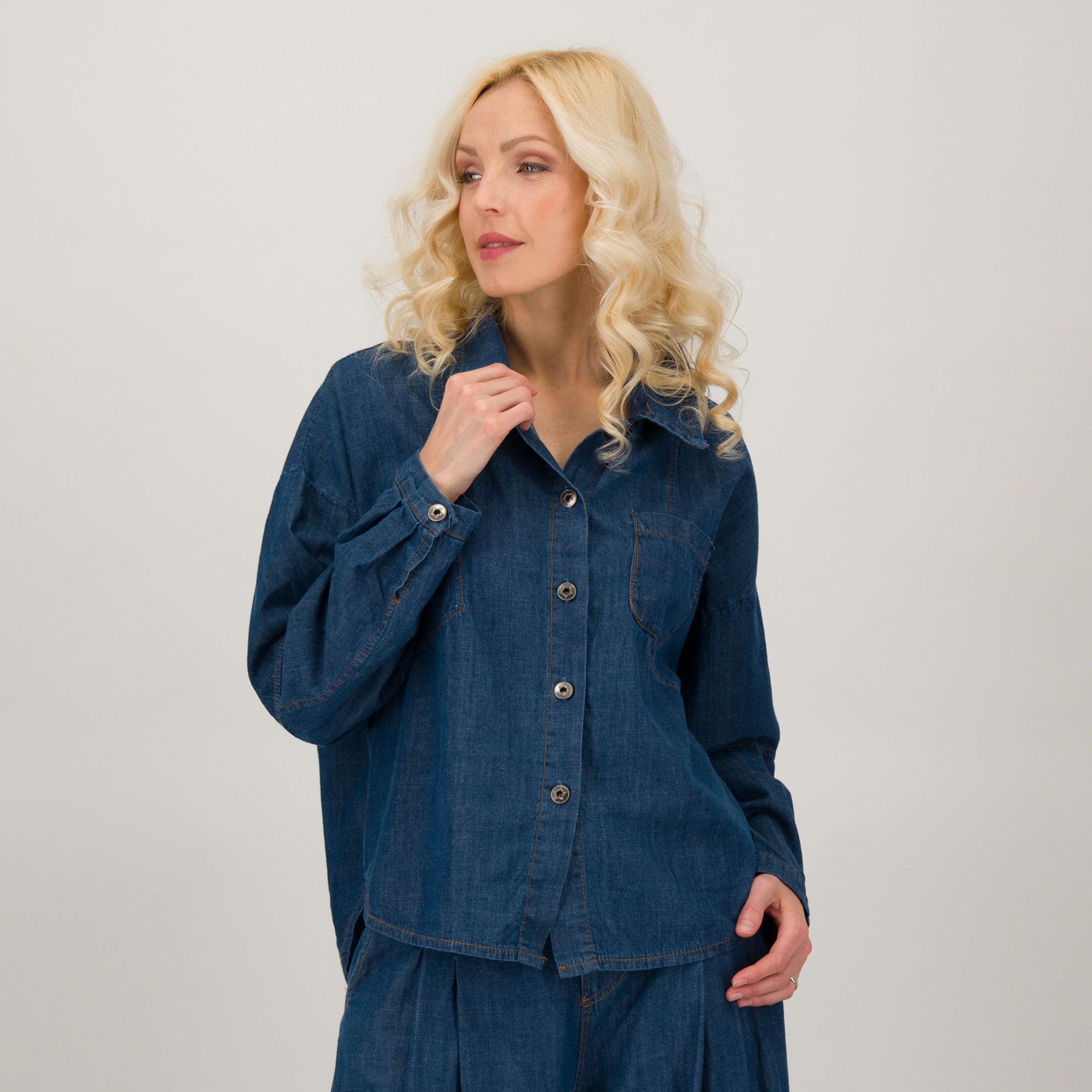 Lucrezia Sciortino
Camicia in jeans
leggero