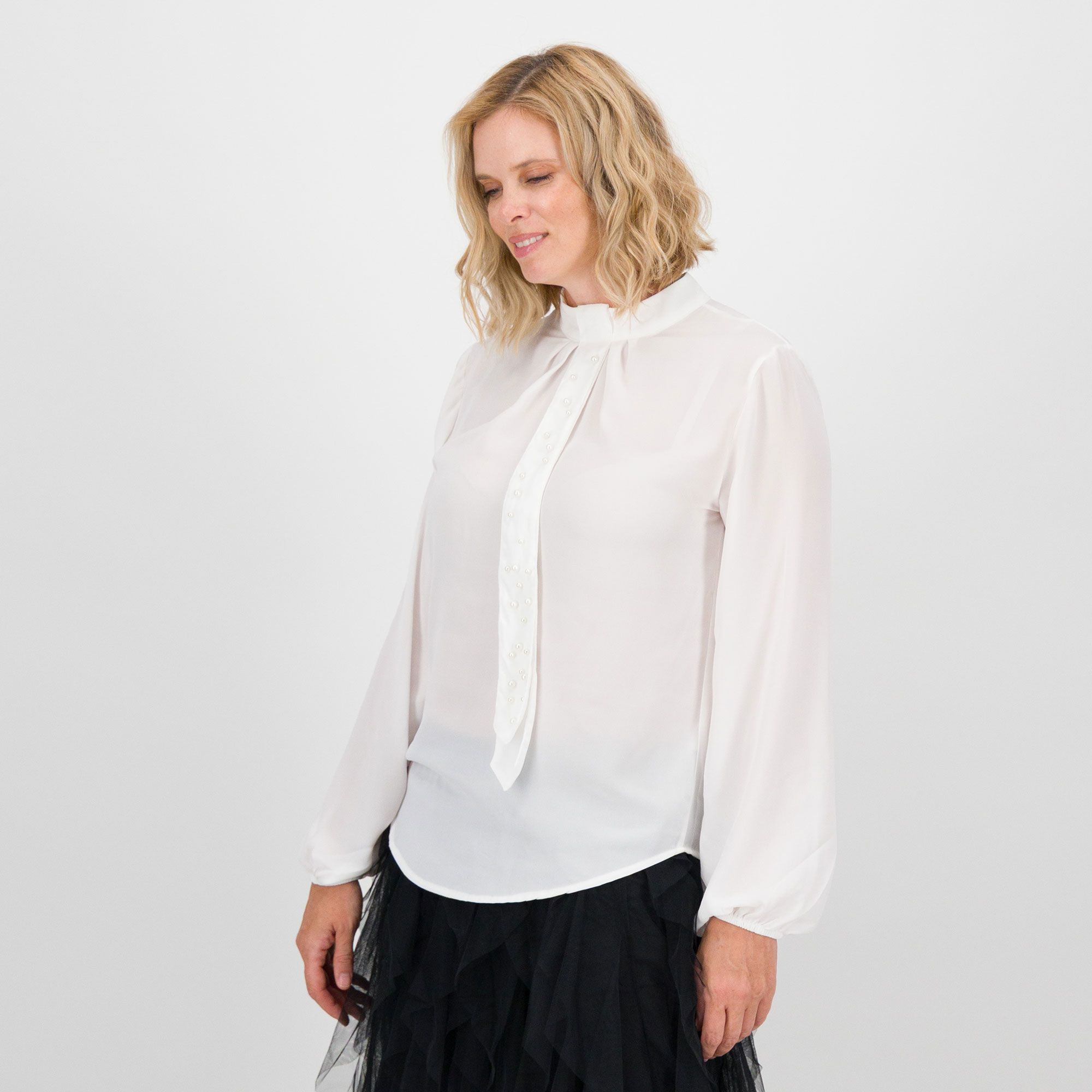 James Lakeland
Camicia con sciarpina
e perle applicate