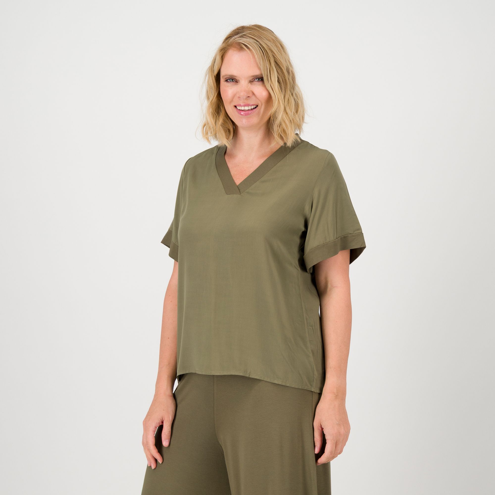 Bianca Della Torre
Blusa in mussola
di viscosa
con scollo a V