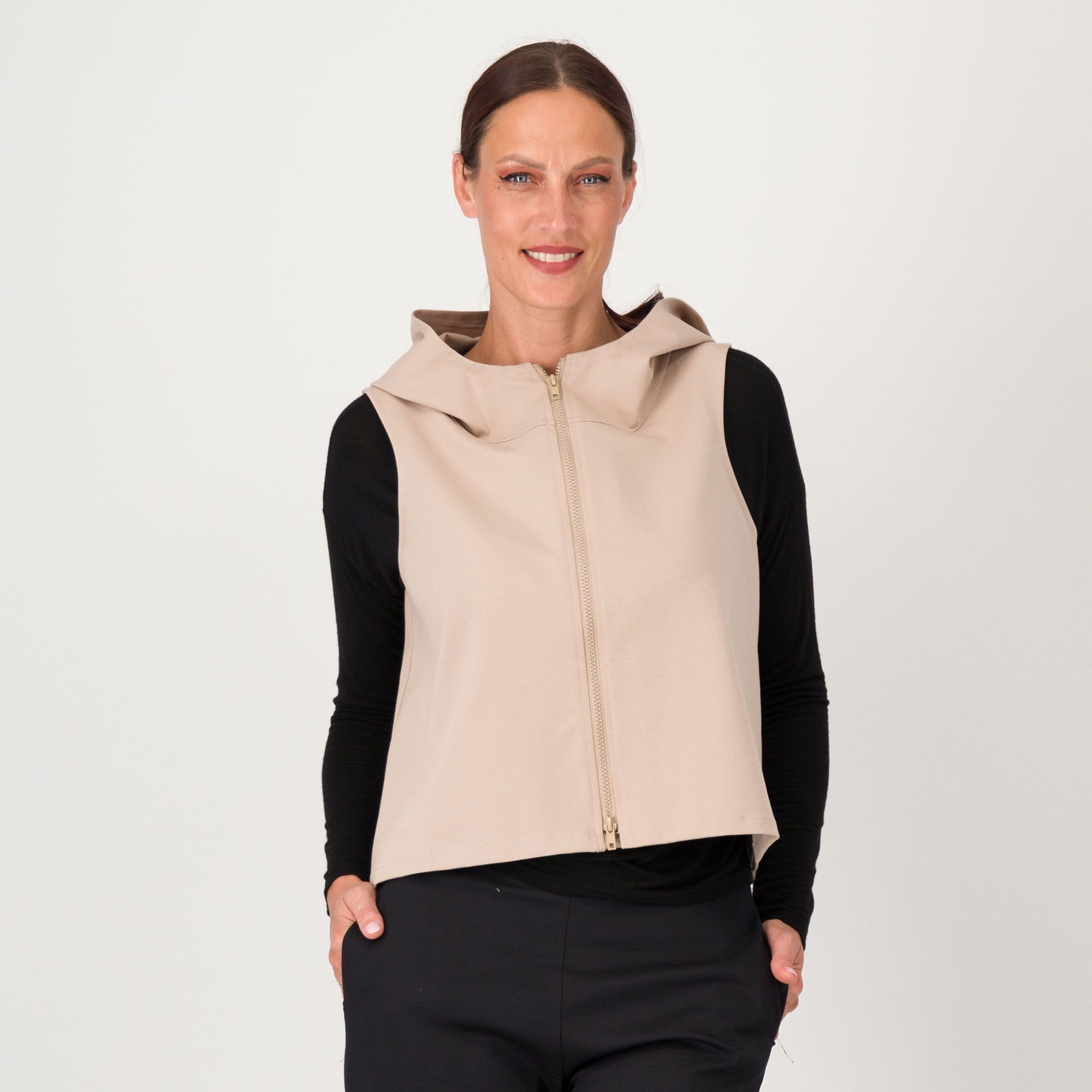 LUCREZIA SCIORTINO
Gilet in punto Milano
con cappuccio e zip