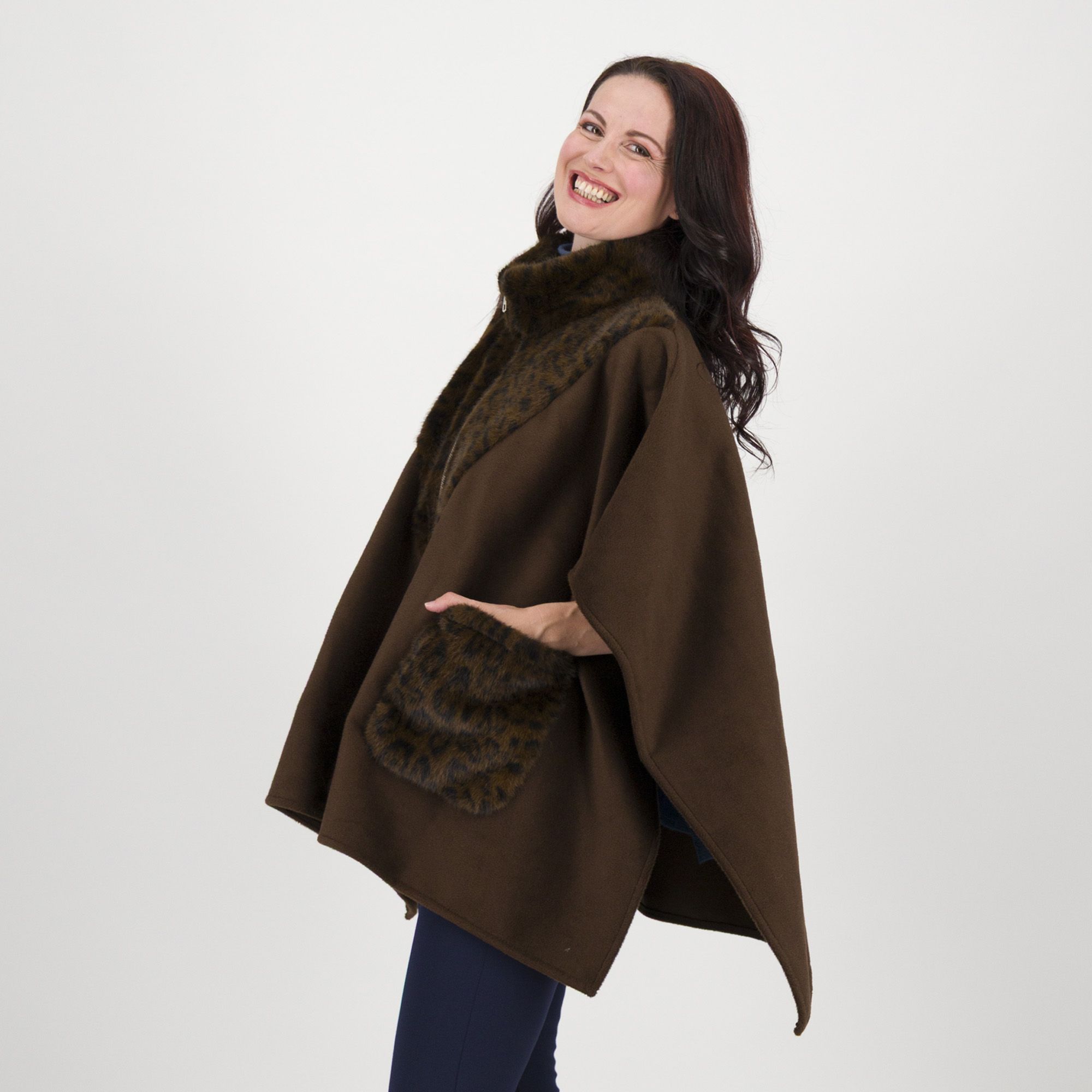 James Lakeland
Cappa in panno
con collo e
tasche in finto pelo