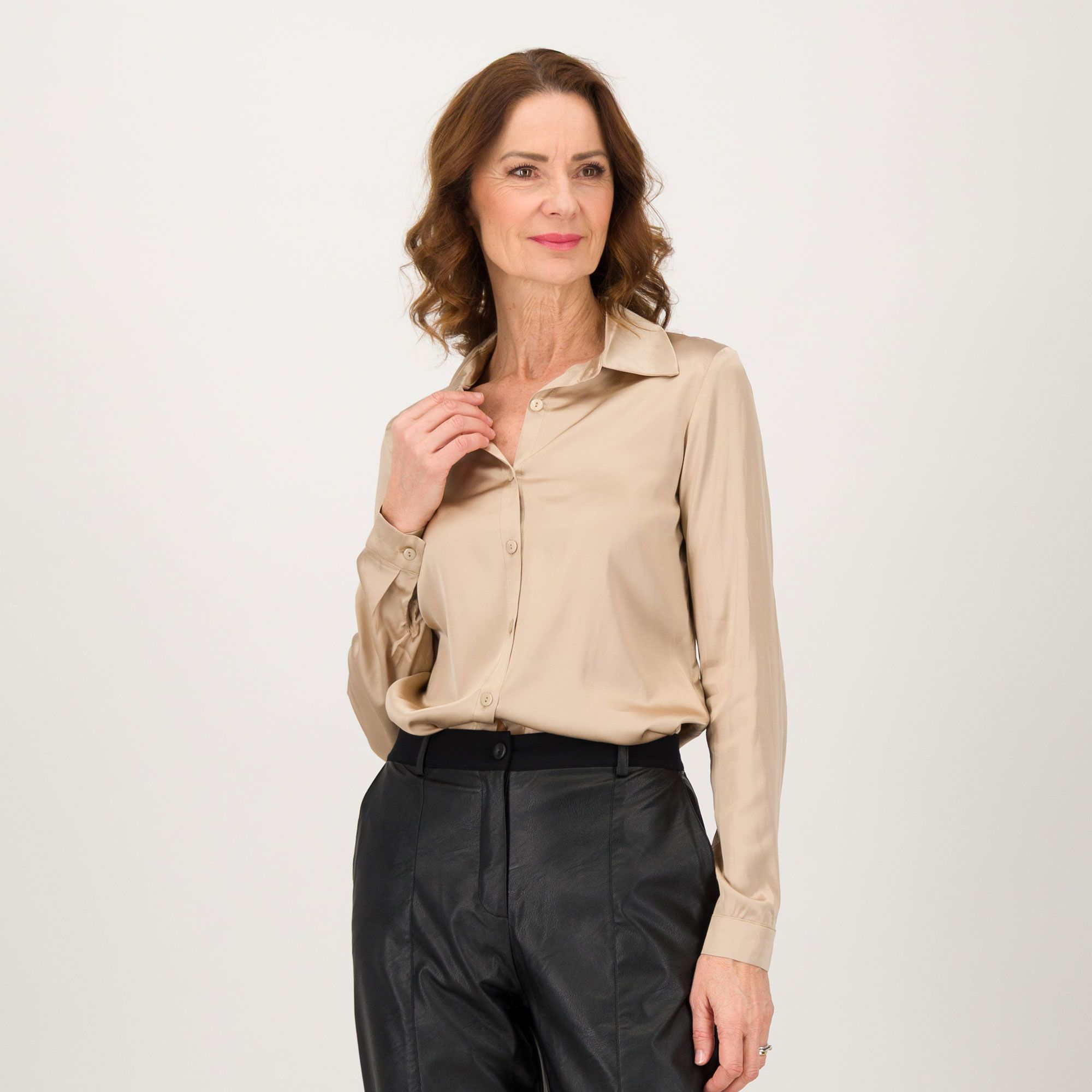 Officina della Moda
Camicia elasticizzata
in raso di viscosa