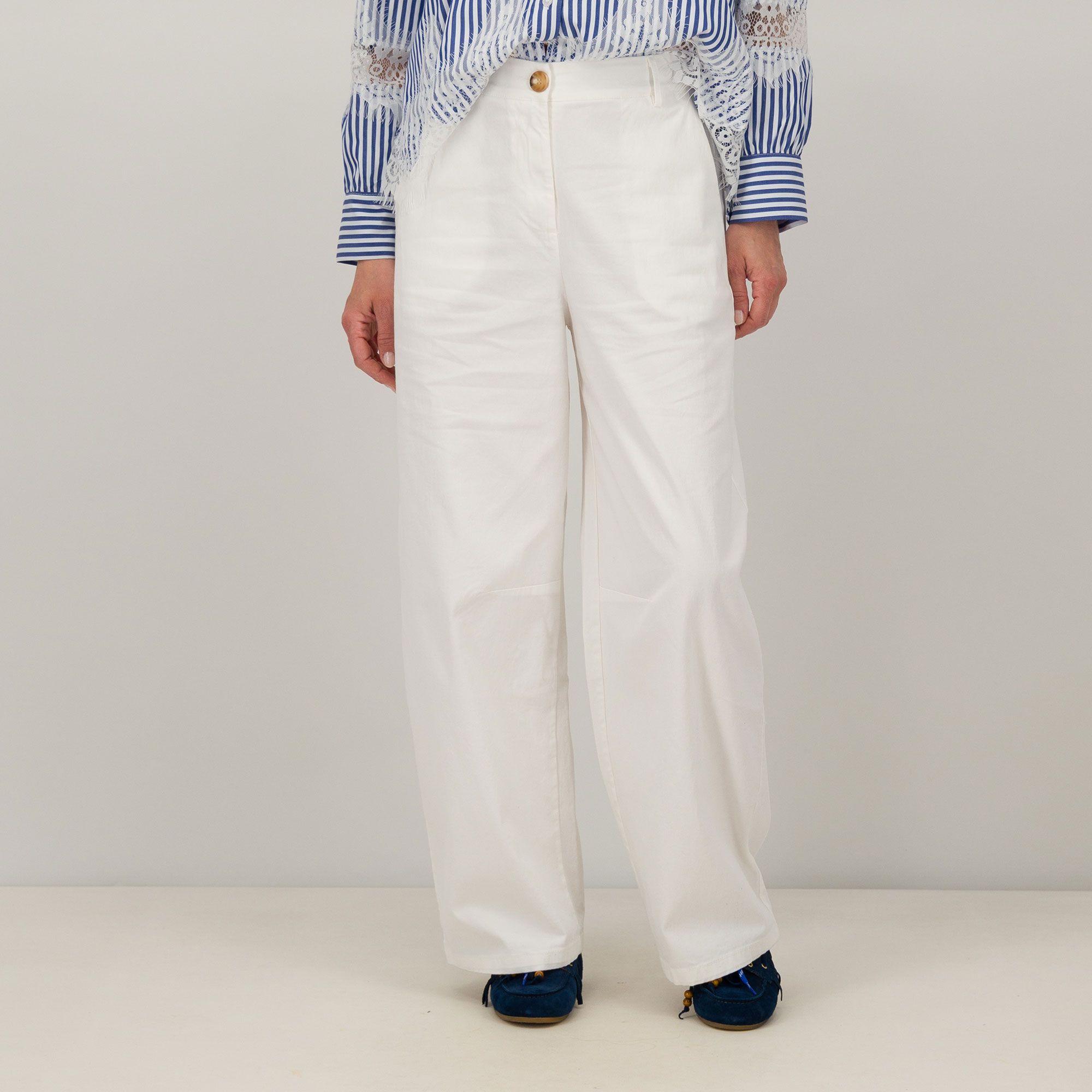 Lucrezia Sciortino
Pantaloni ampi in
raso di cotone con
tasche alla francese