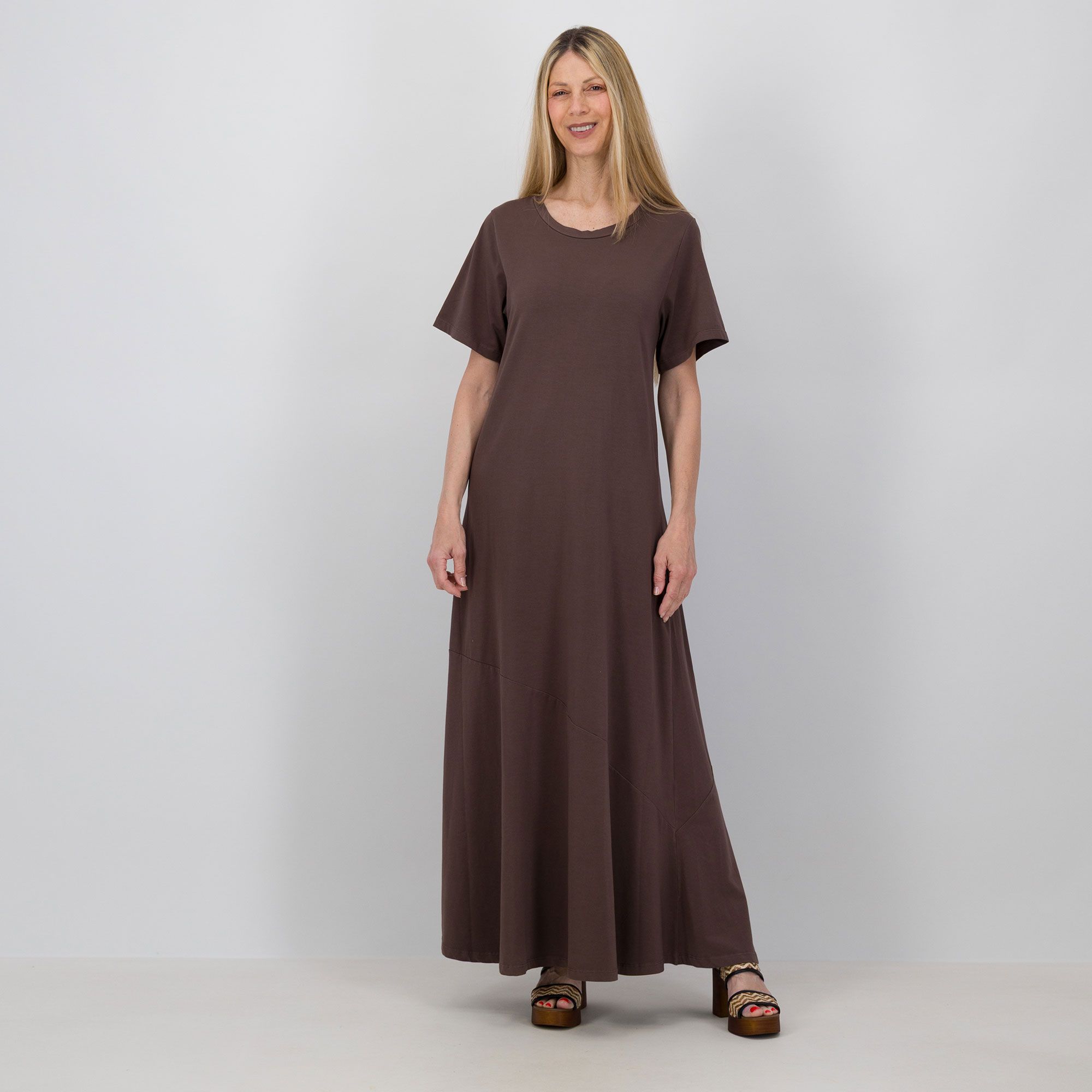 Lucrezia Sciortinp
Abito a t-shirt lungo
in cotone a maniche
corte e scollo tondo