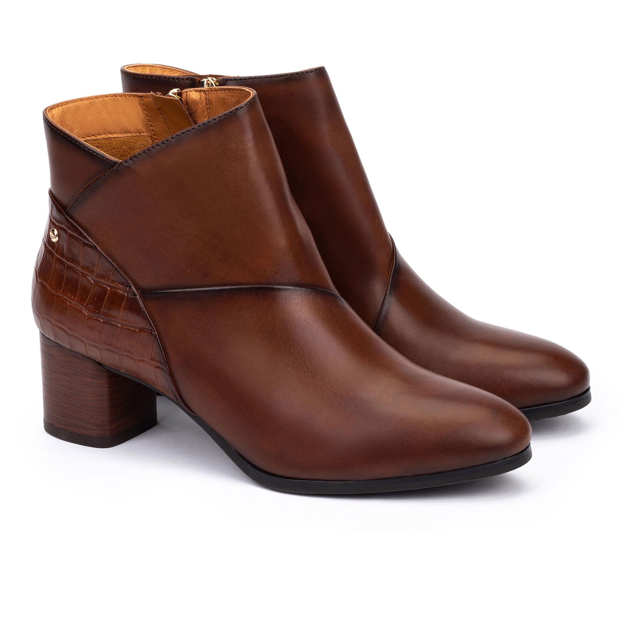 Pikolinos
Tronchetti in pelle
con inserto stampa
rettile e tacco 5,5cm