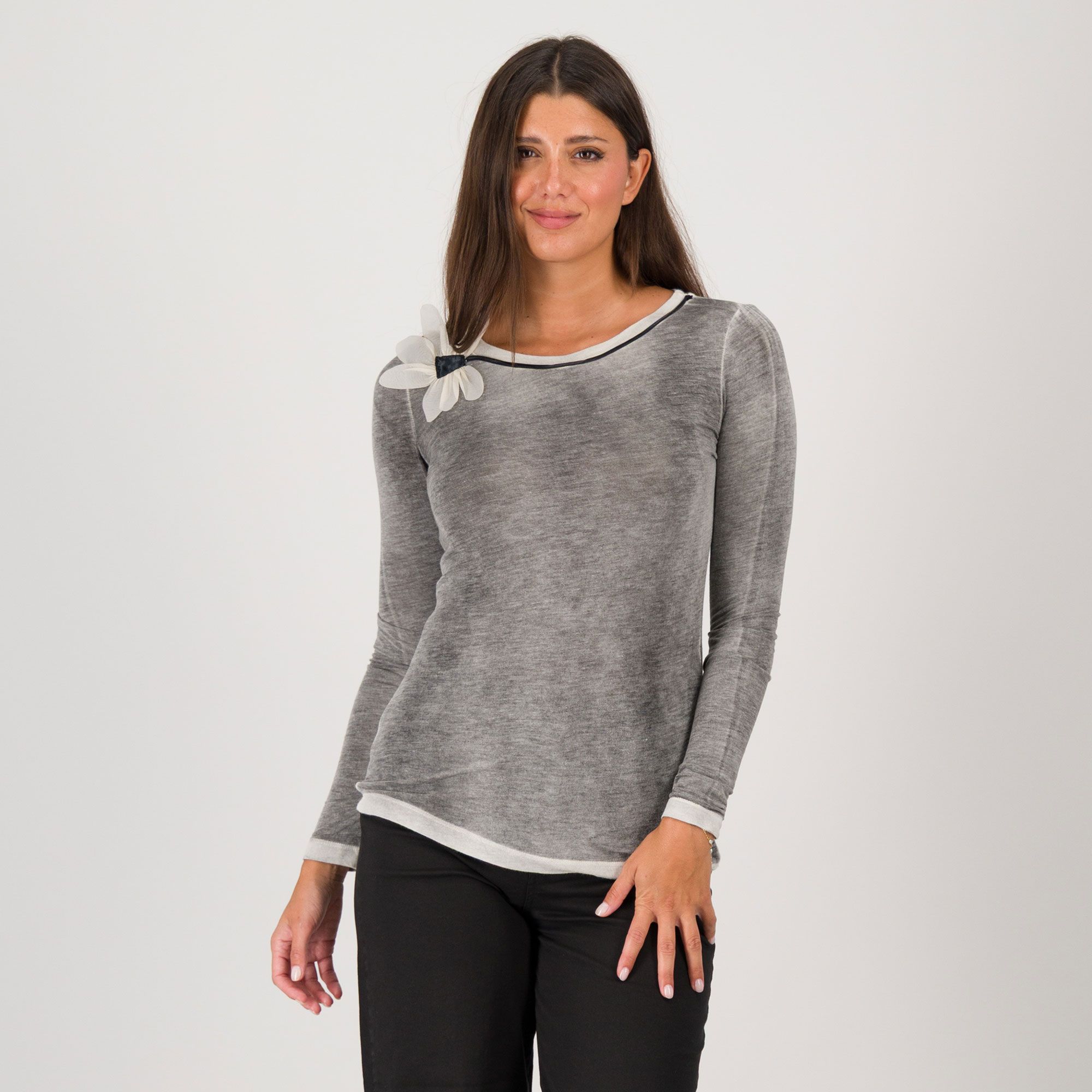 Risskio
Maglia con cashmere
con fiore applicato