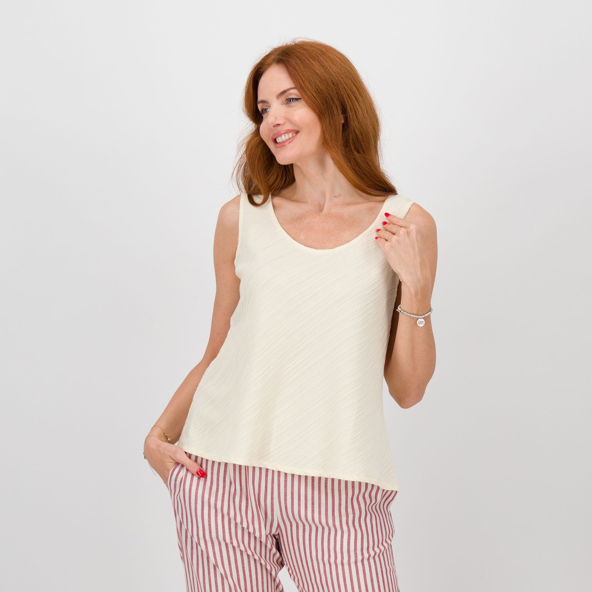 Officina della Moda
Top smanicato
con scollo tondo
