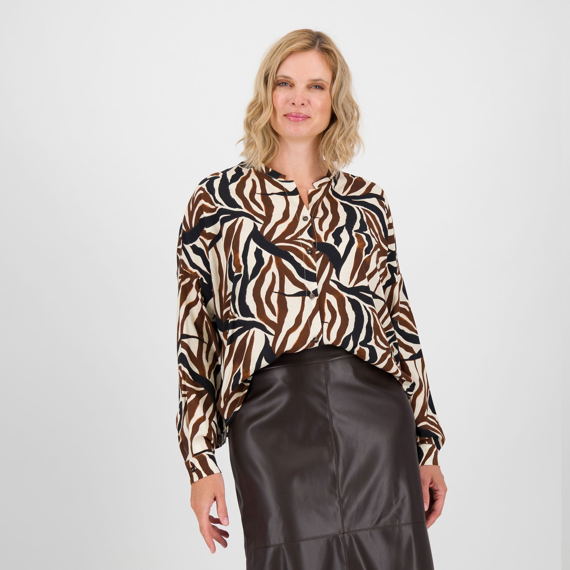 Lucrezia Sciortino
Camicia collo guru
fantasia animalier