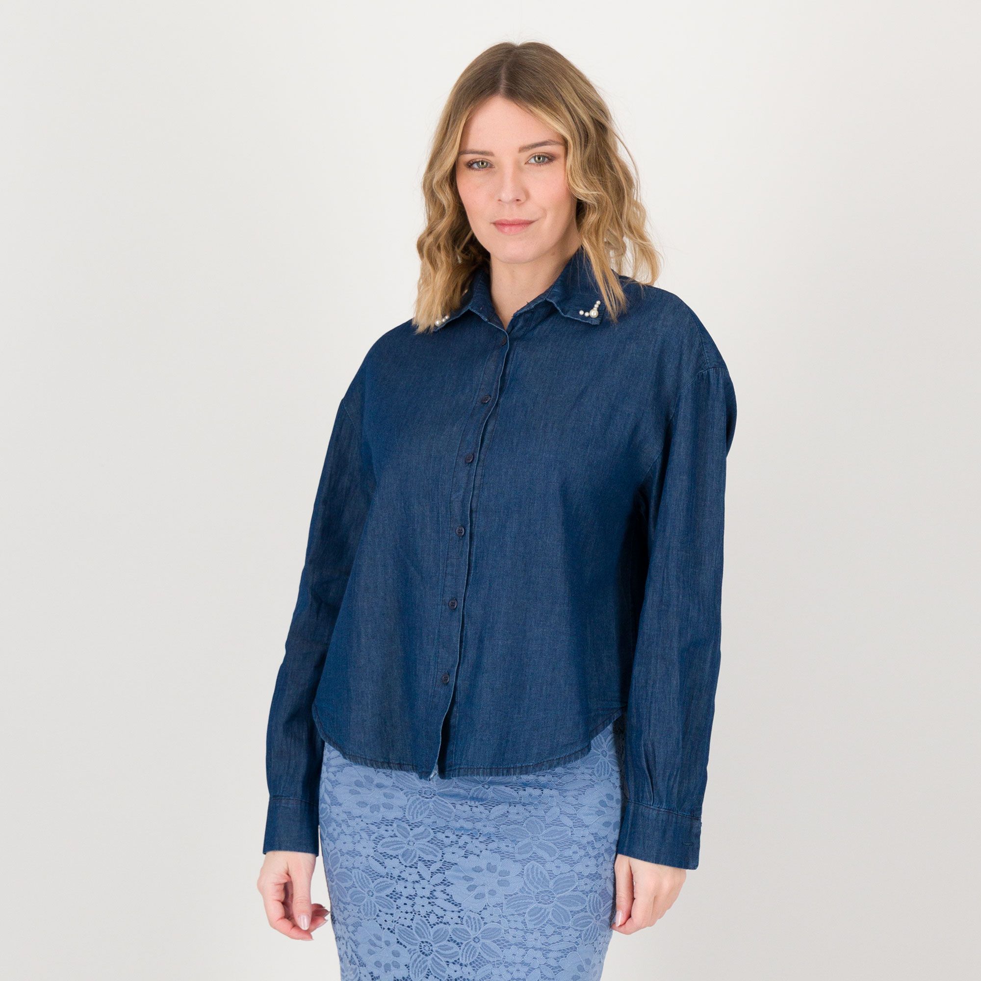 Image of Mood Atelier Camicia in jeans con applicazioni di perle sul colletto061