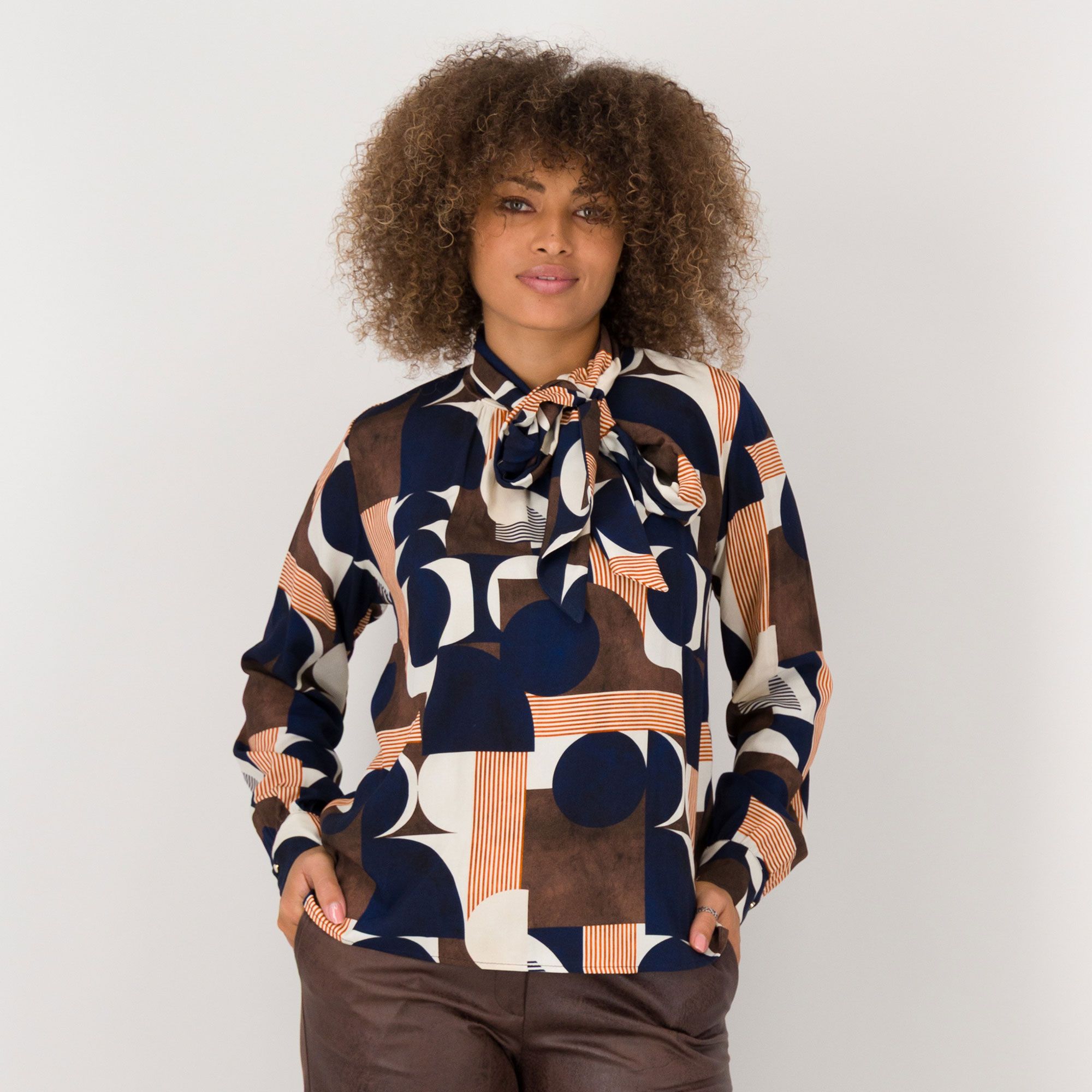 Rebeka Ross
Blusa fantasia
con fiocco