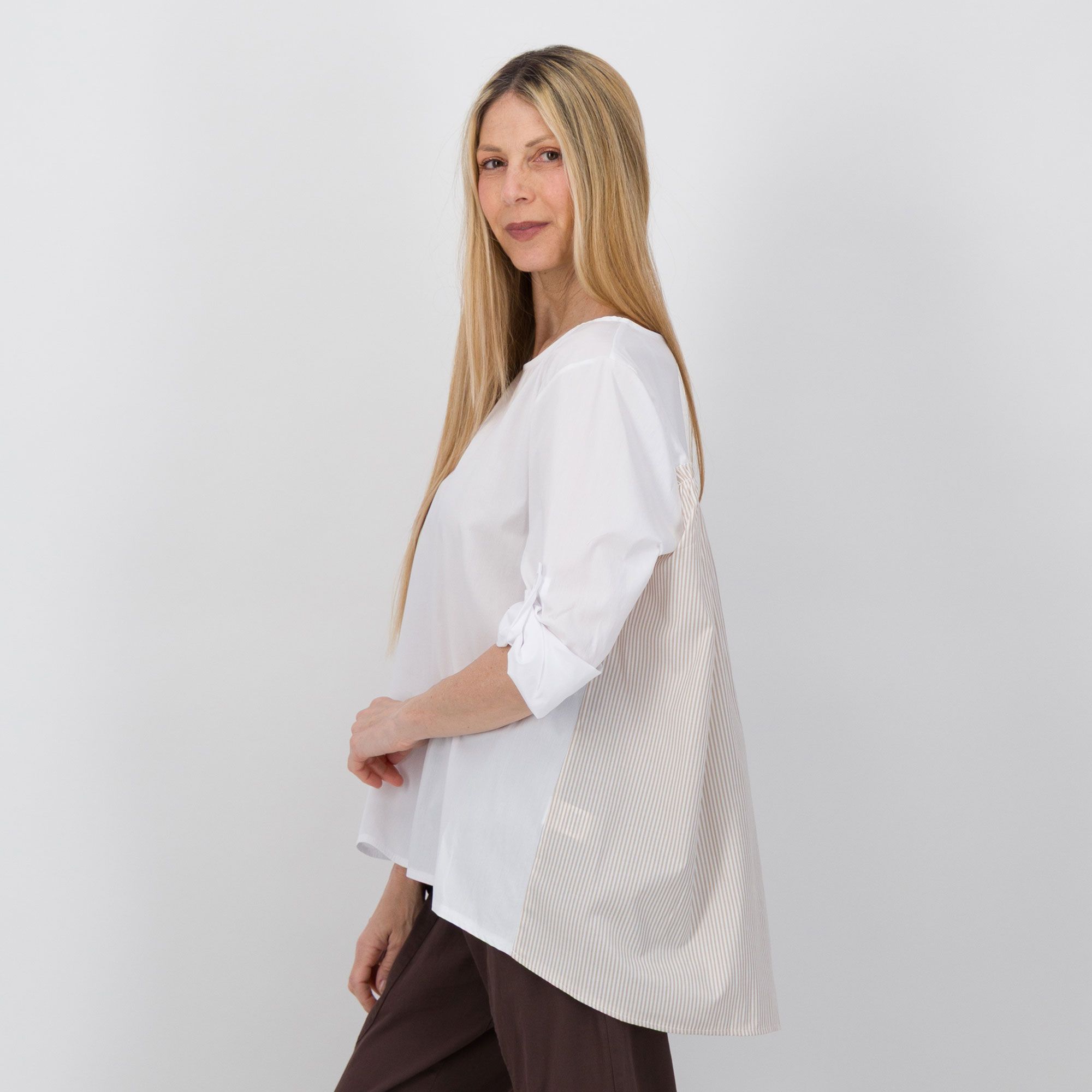 Lucrezia Sciortino
Blusa in popeline
con scollo ampio a
maniche lunghe