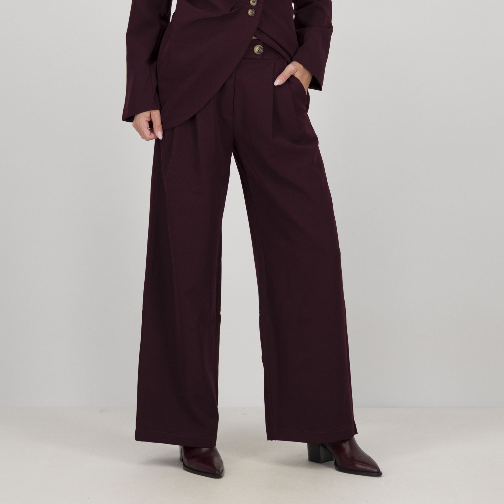 James Lakeland
Pantalone palazzo
con pences ed
elastico