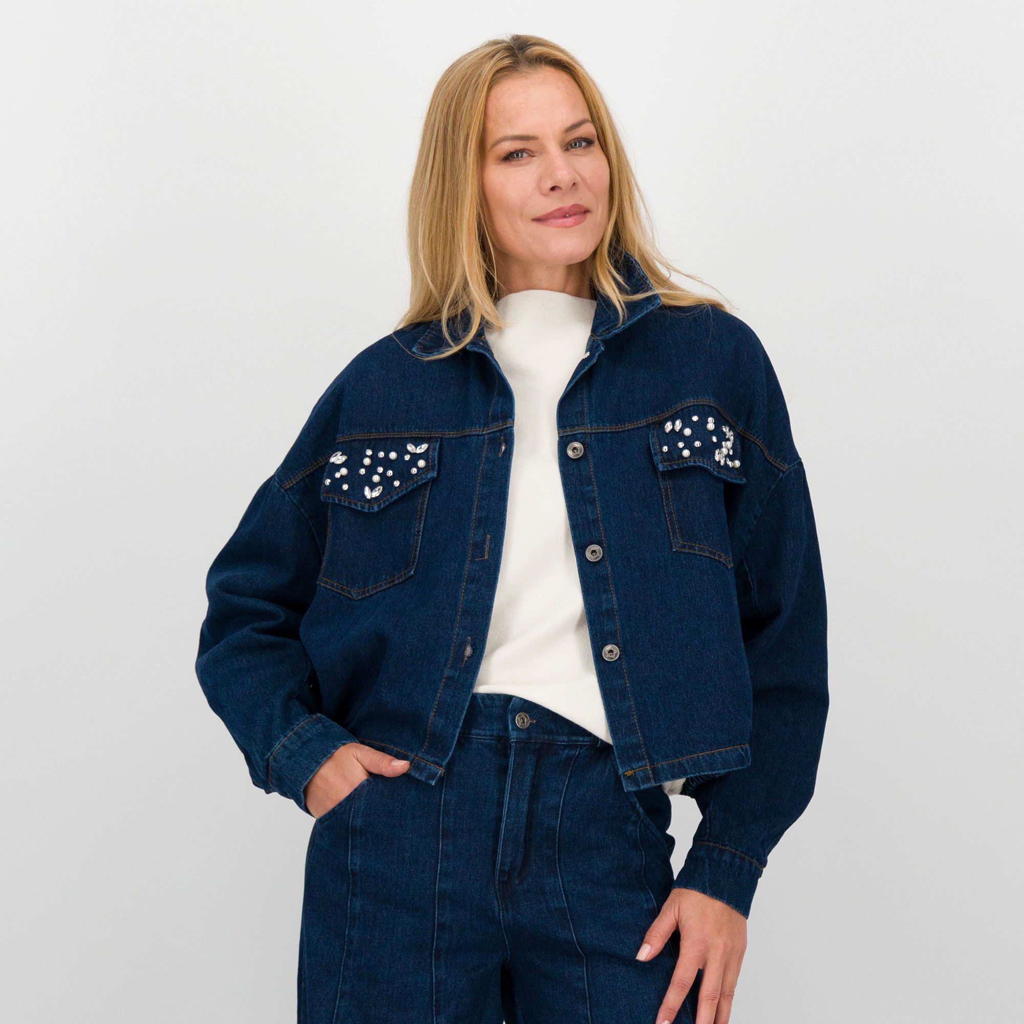 Enjoy
Giubbino in jeans
con strass e perline
su tasche