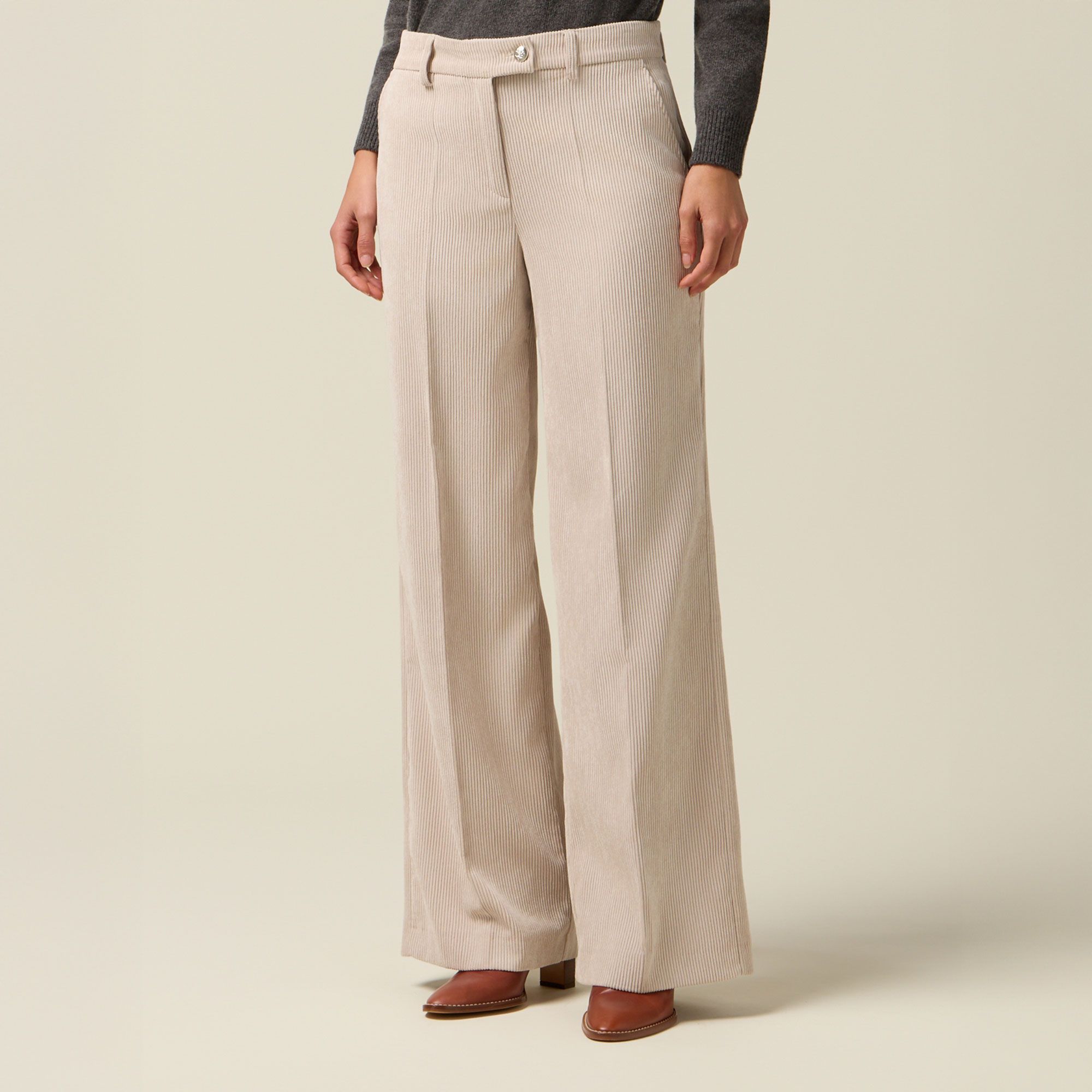 Oltre
Pantaloni ampi
a vita alta
in velluto a coste