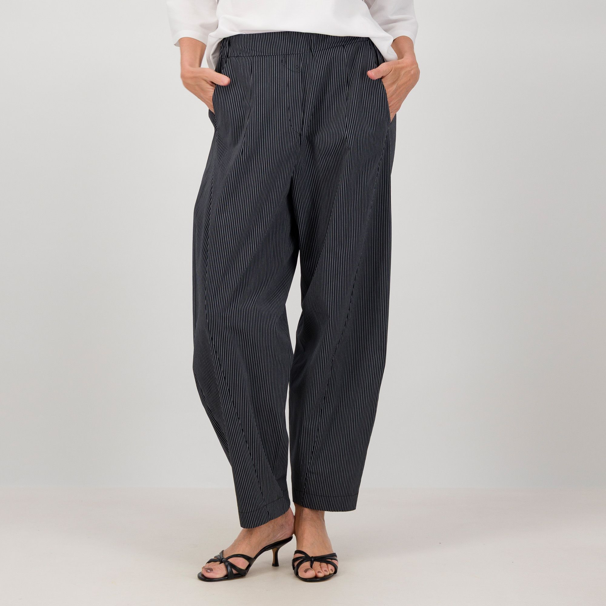 Lucrezia Sciortino
Pantaloni balloon in
misto cotone gessato
tasche alla francese