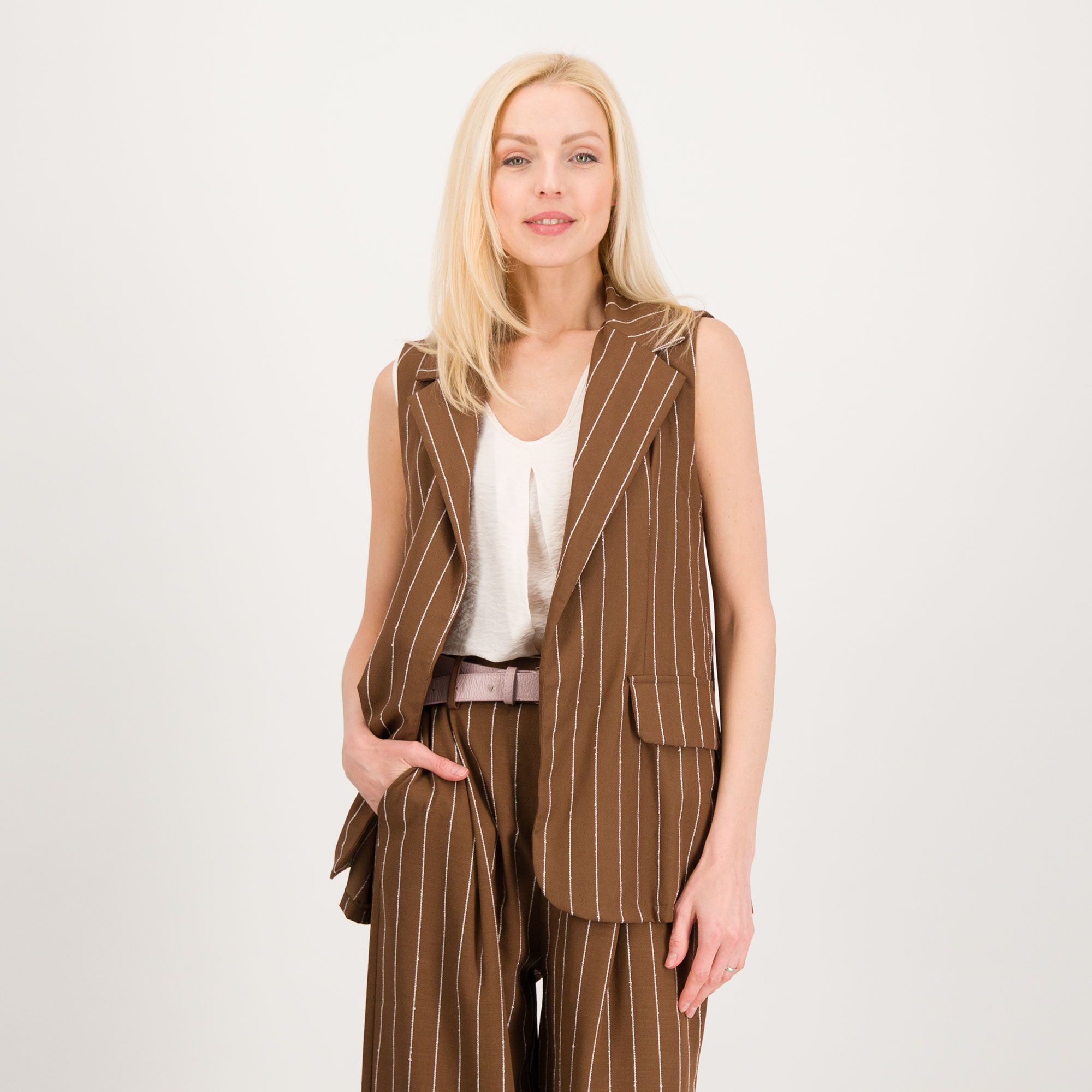 Enjoy
Gilet aperto
con fantasia
gessata in cotone